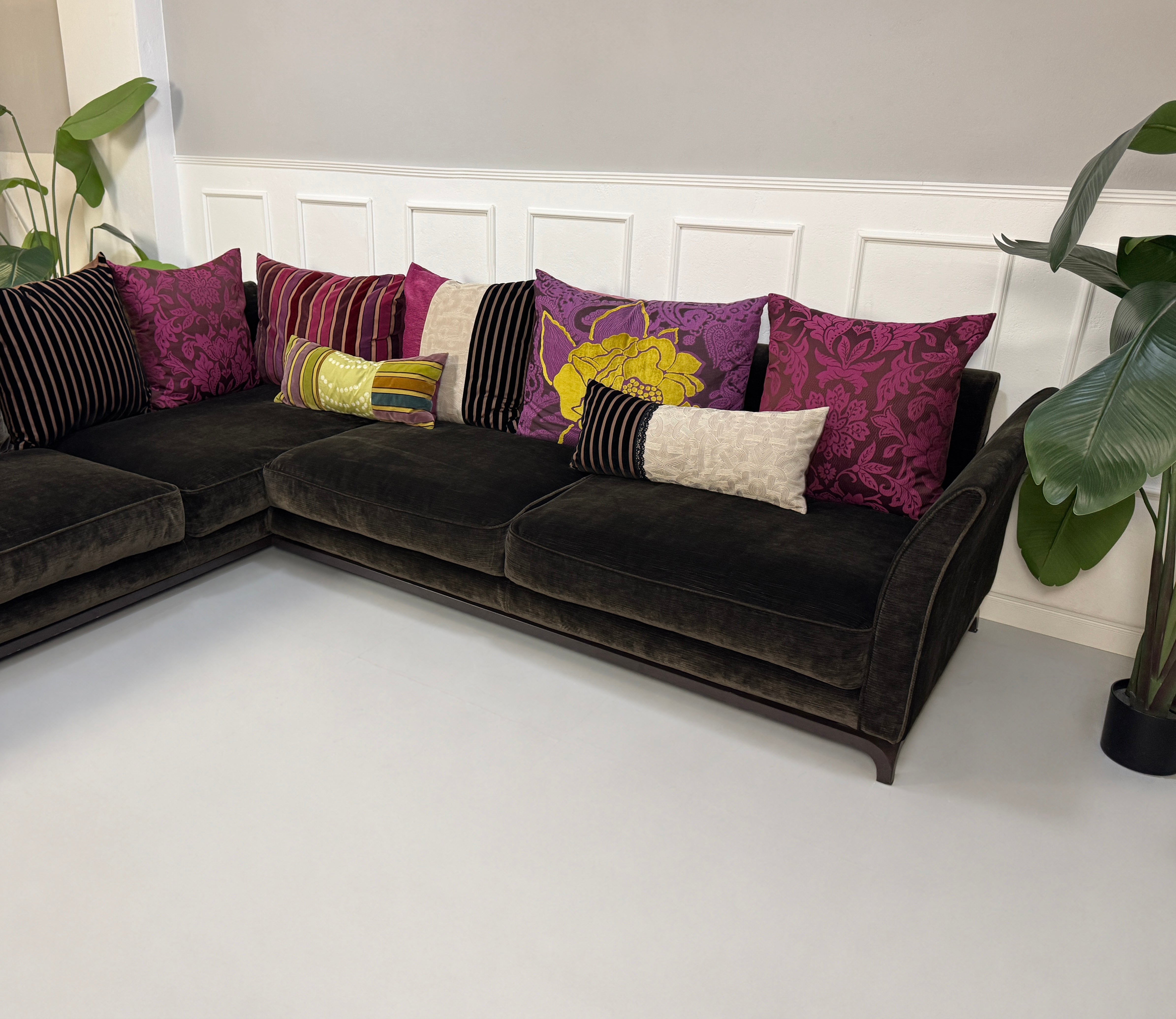 Gebrauchtes braunes Roche Bobois Long Island Designer Stoff Sofa vor einer Wand, stilvoll und modern eingerichtet.