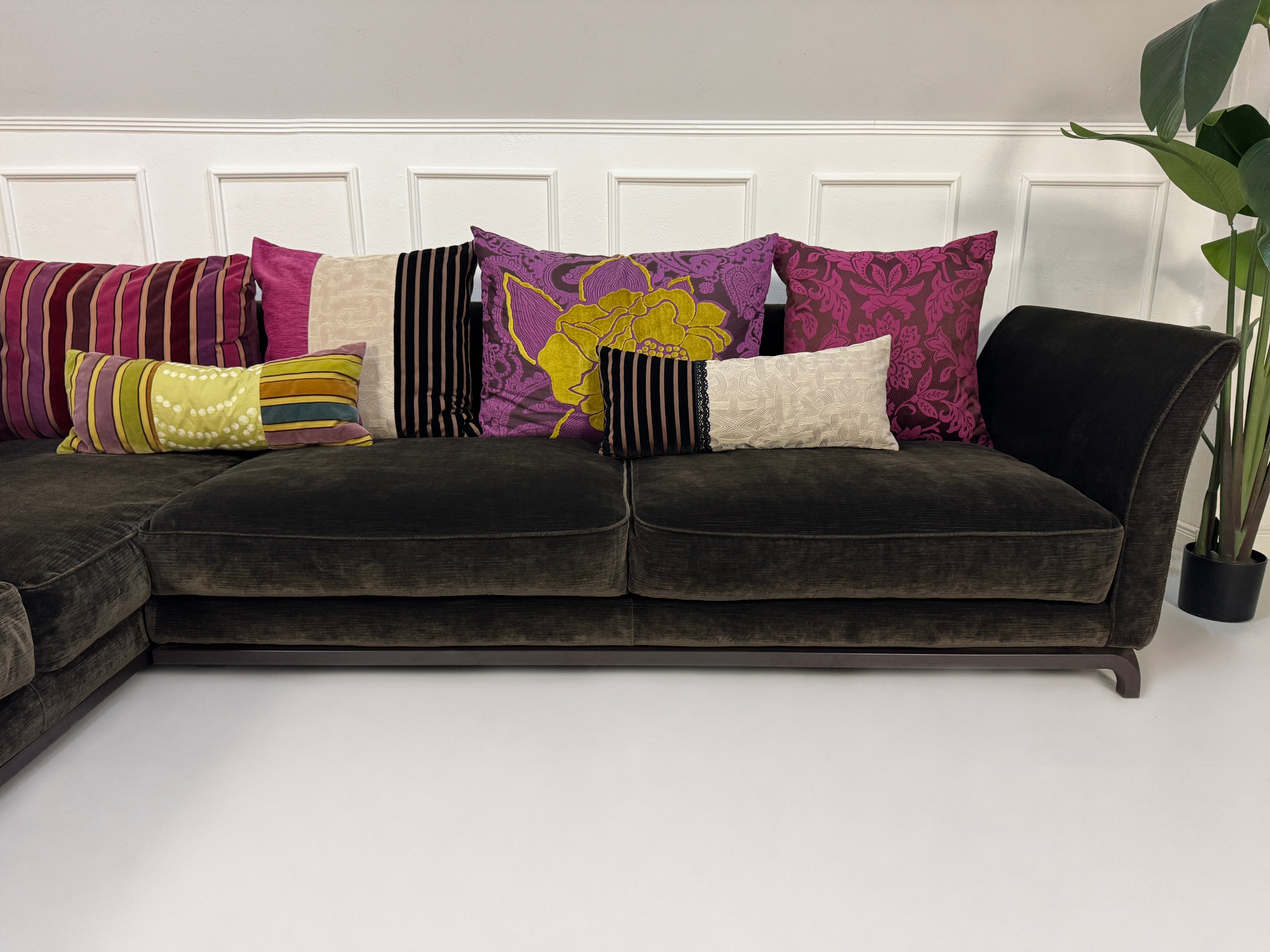 Gebrauchtes braunes Roche Bobois Long Island Designer Stoff Sofa vor einer Wand, stilvoll und modern eingerichtet.