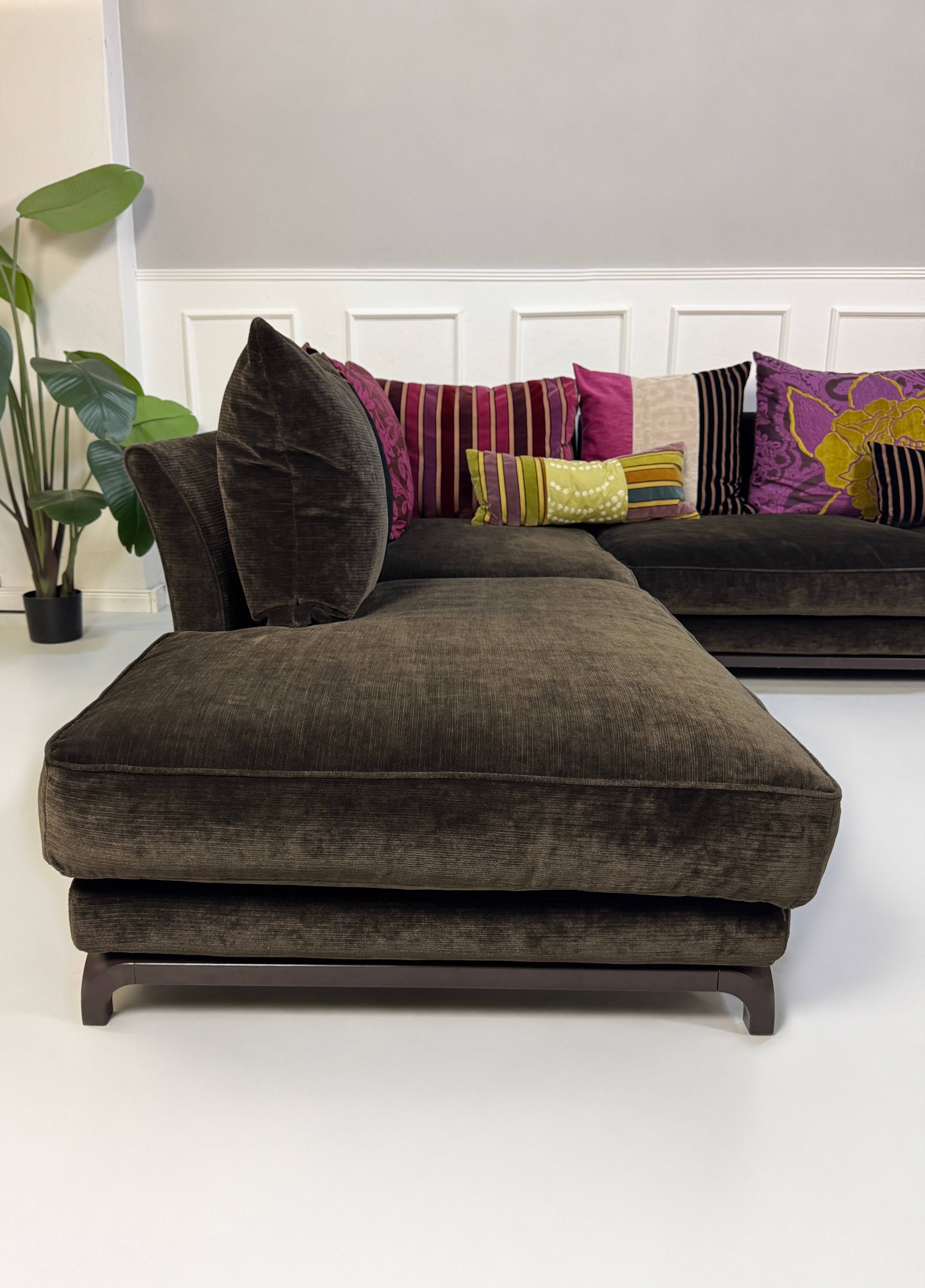 Gebrauchtes braunes Roche Bobois Long Island Designer Stoff Sofa vor einer Wand, stilvoll und modern eingerichtet.