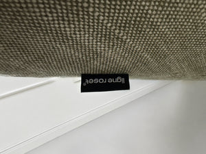 Gebrauchtes graues Ligne Roset Prado Designer Stoff Sofa vor einer Wand, stilvoll und modern eingerichtet.