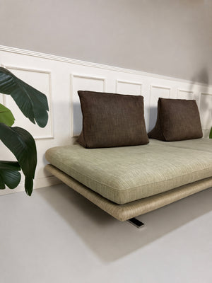 Gebrauchtes graues Ligne Roset Prado Designer Stoff Sofa vor einer Wand, stilvoll und modern eingerichtet.
