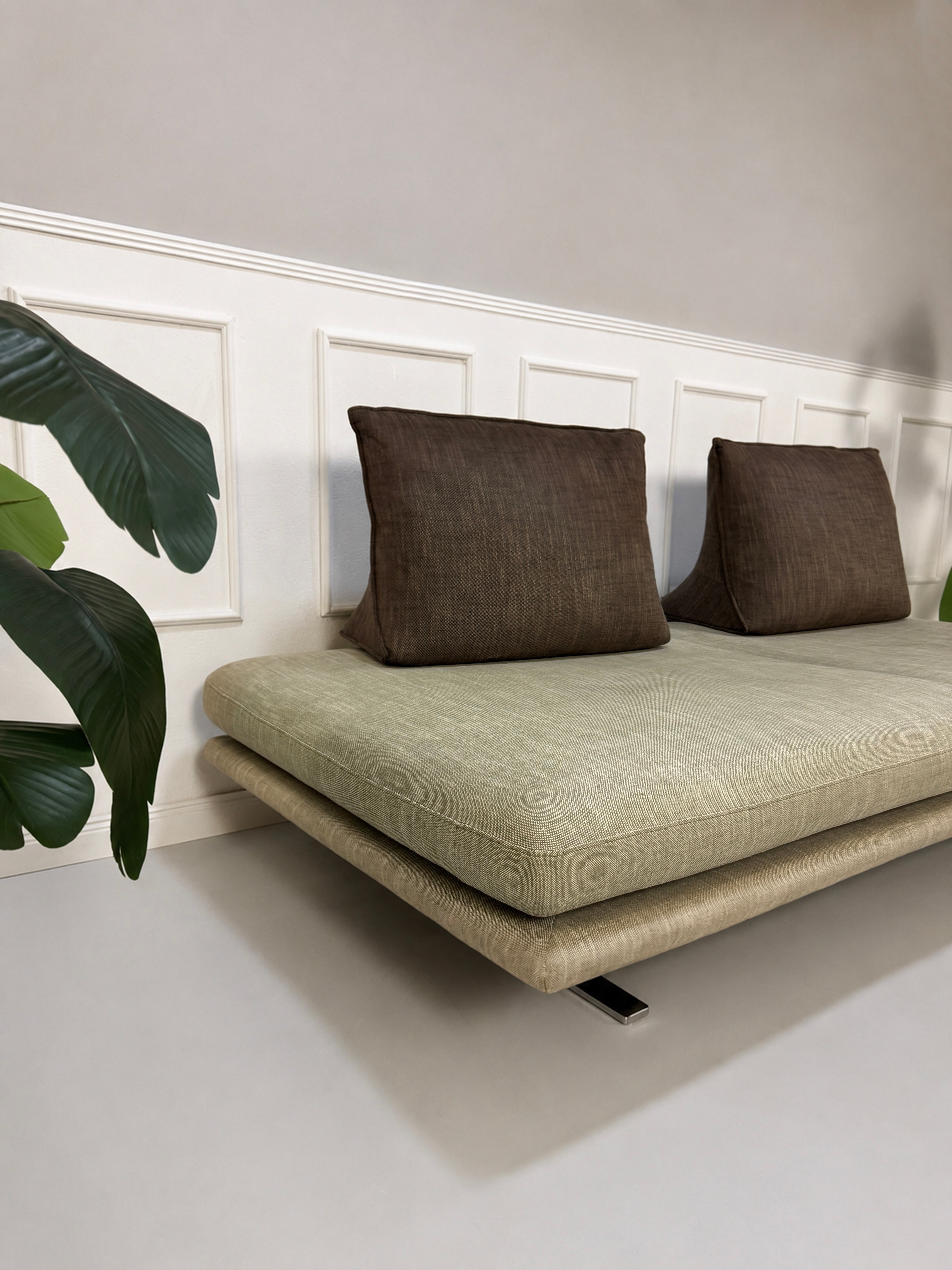 Gebrauchtes graues Ligne Roset Prado Designer Stoff Sofa vor einer Wand, stilvoll und modern eingerichtet.