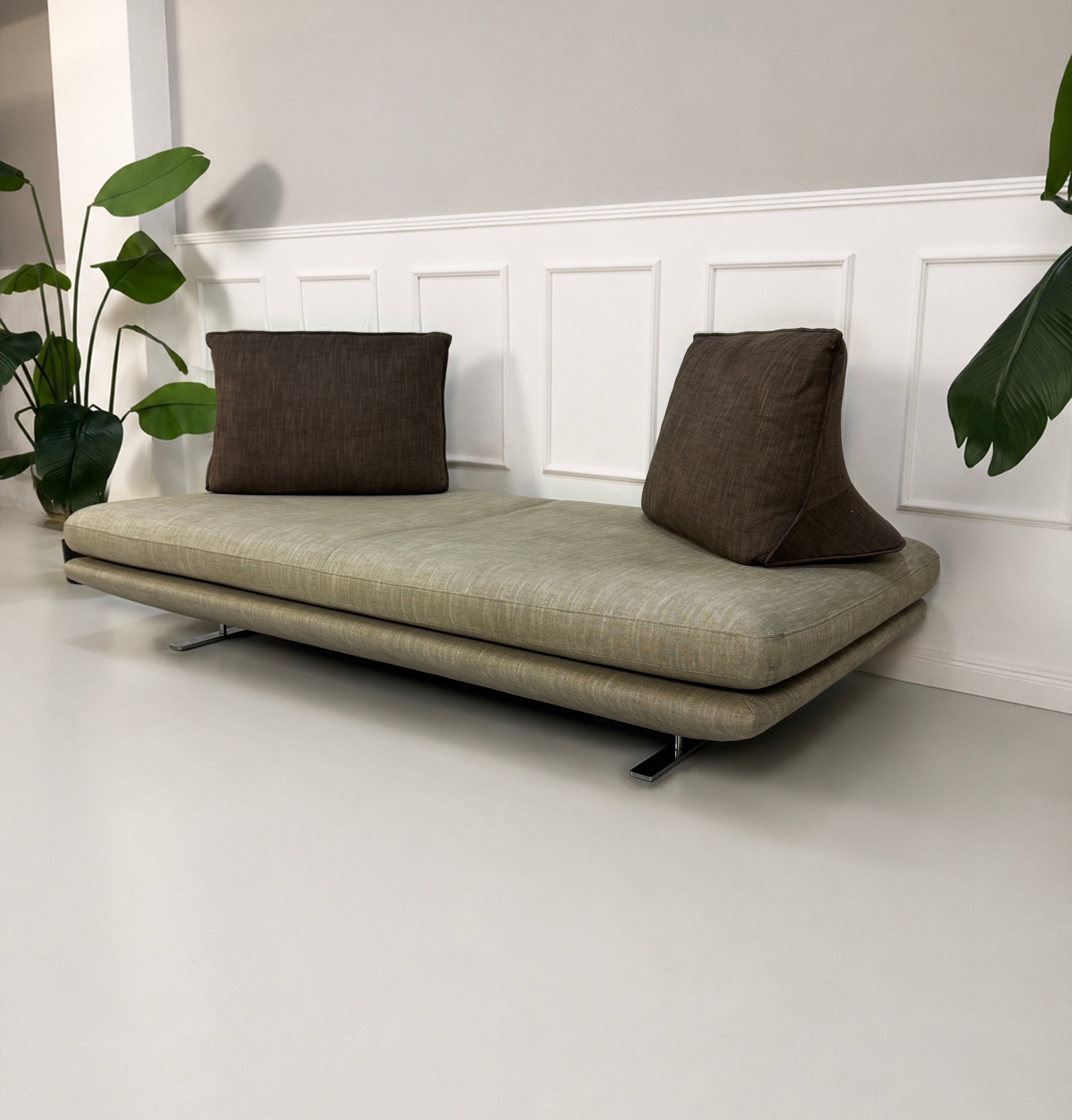 Gebrauchtes graues Ligne Roset Prado Designer Stoff Sofa vor einer Wand, stilvoll und modern eingerichtet.