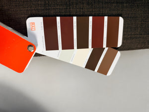Gebrauchtes braunes Bolia North Designer Stoff Sofa vor einer Wand, stilvoll und modern eingerichtet.