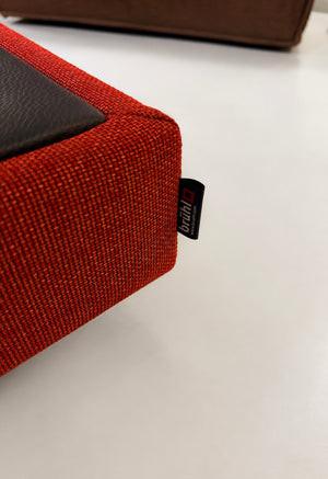 Gebrauchtes rotes Brühl FourTwo Designer Stoff Ecksofa vor einer Wand, stilvoll und modern eingerichtet.