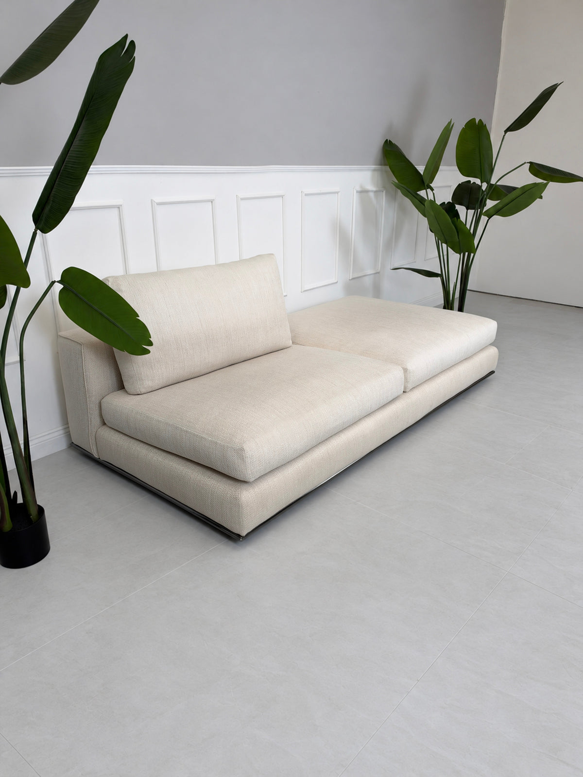 Gebrauchtes beiges Minotti Hamilton Designer Stoff Sofa vor einer Wand, stilvoll und modern eingerichtet.