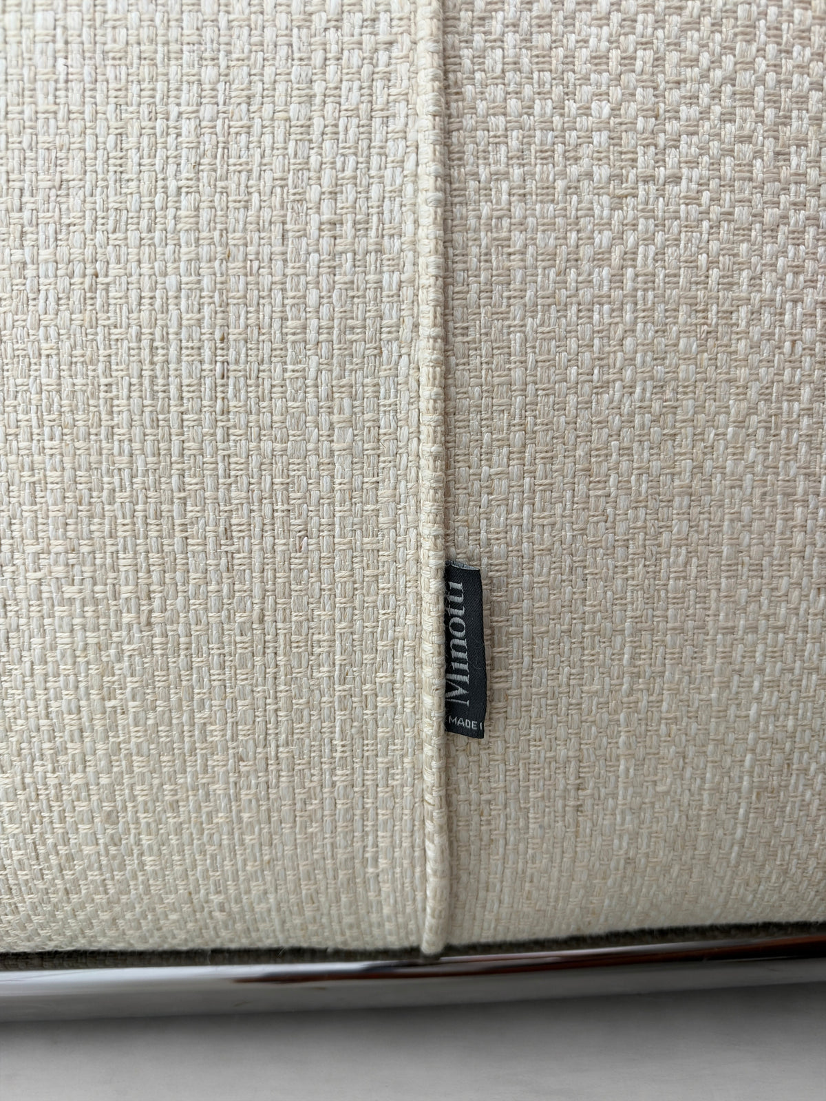 Gebrauchtes beiges Minotti Hamilton Designer Stoff Sofa vor einer Wand, stilvoll und modern eingerichtet.