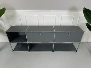 Gebrauchtes USM Haller Sideboard Regal in der Farbe Grau vor einer Wand, stilvoll und modern eingerichtet.
