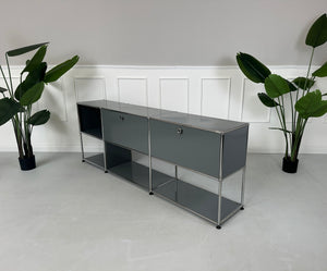 Gebrauchtes USM Haller Sideboard Regal in der Farbe Grau vor einer Wand, stilvoll und modern eingerichtet.