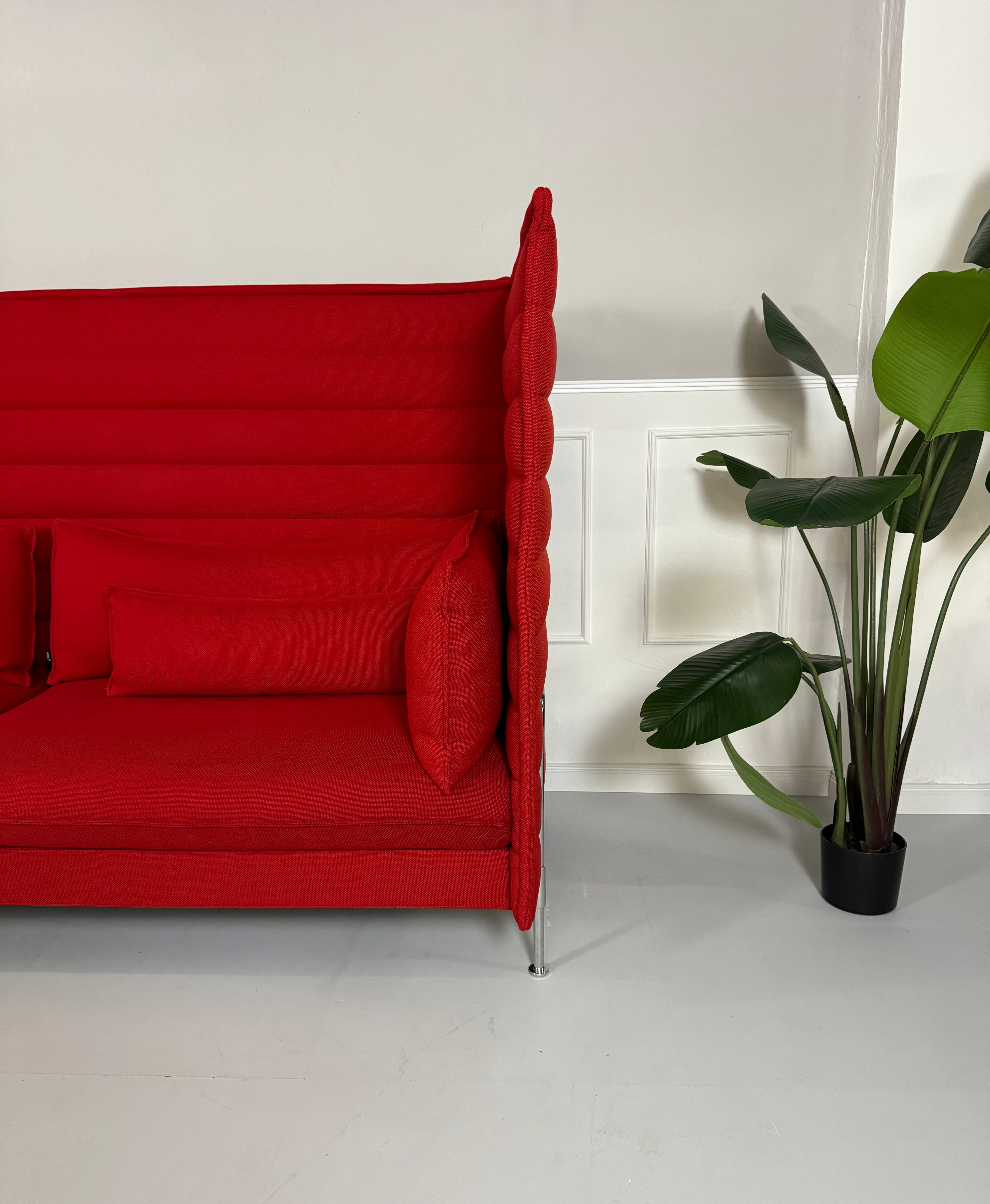 Gebrauchtes Vitra Alcove Sofa in der Farbe Rot vor einer Wand, stilvoll und modern eingerichtet.