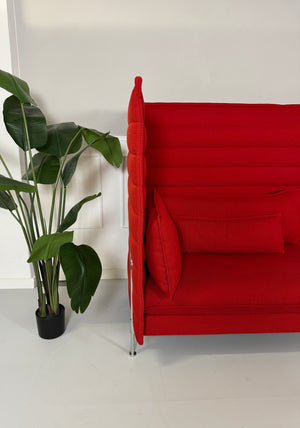 Gebrauchtes Vitra Alcove Sofa in der Farbe Rot vor einer Wand, stilvoll und modern eingerichtet.