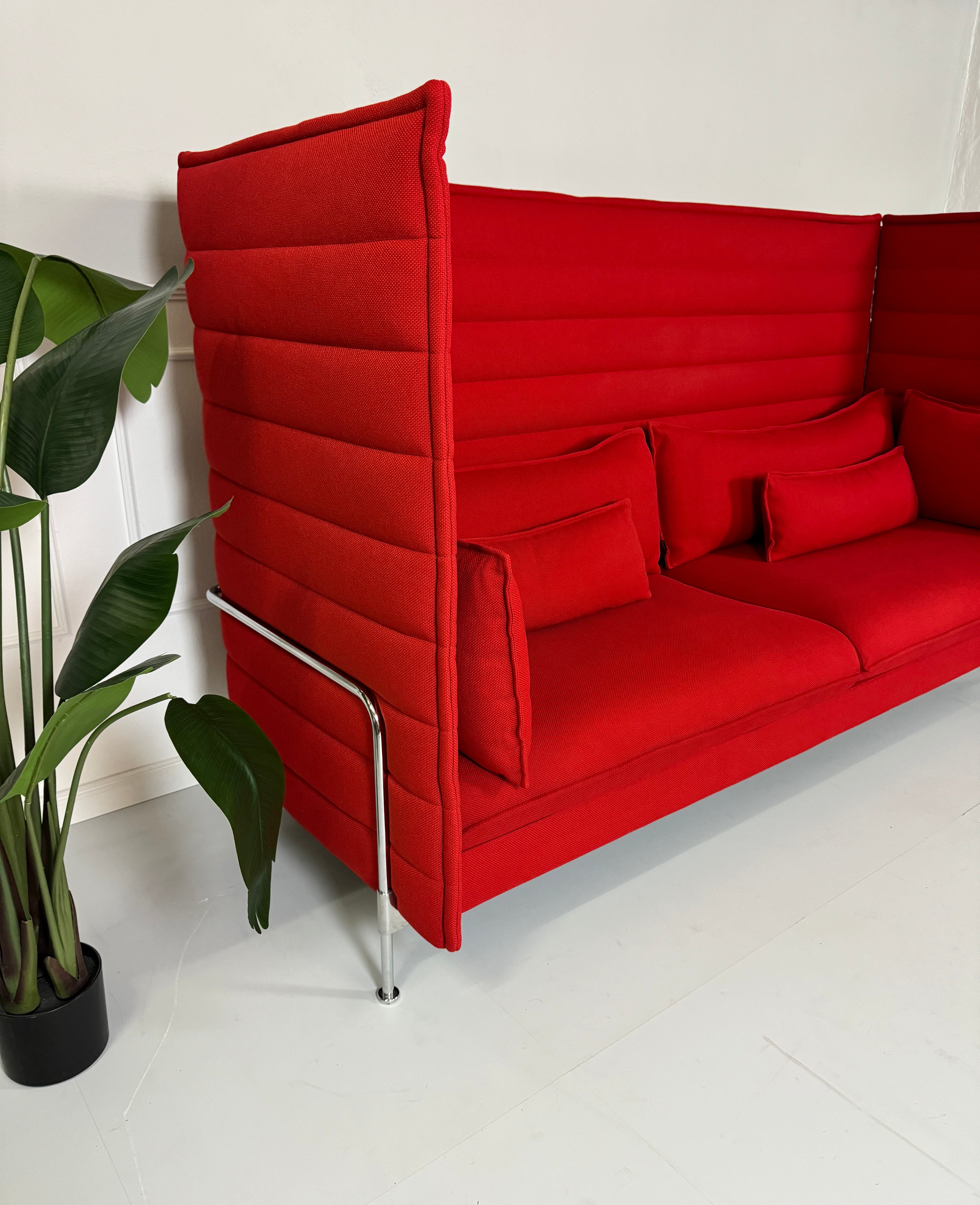 Gebrauchtes Vitra Alcove Sofa in der Farbe Rot vor einer Wand, stilvoll und modern eingerichtet.