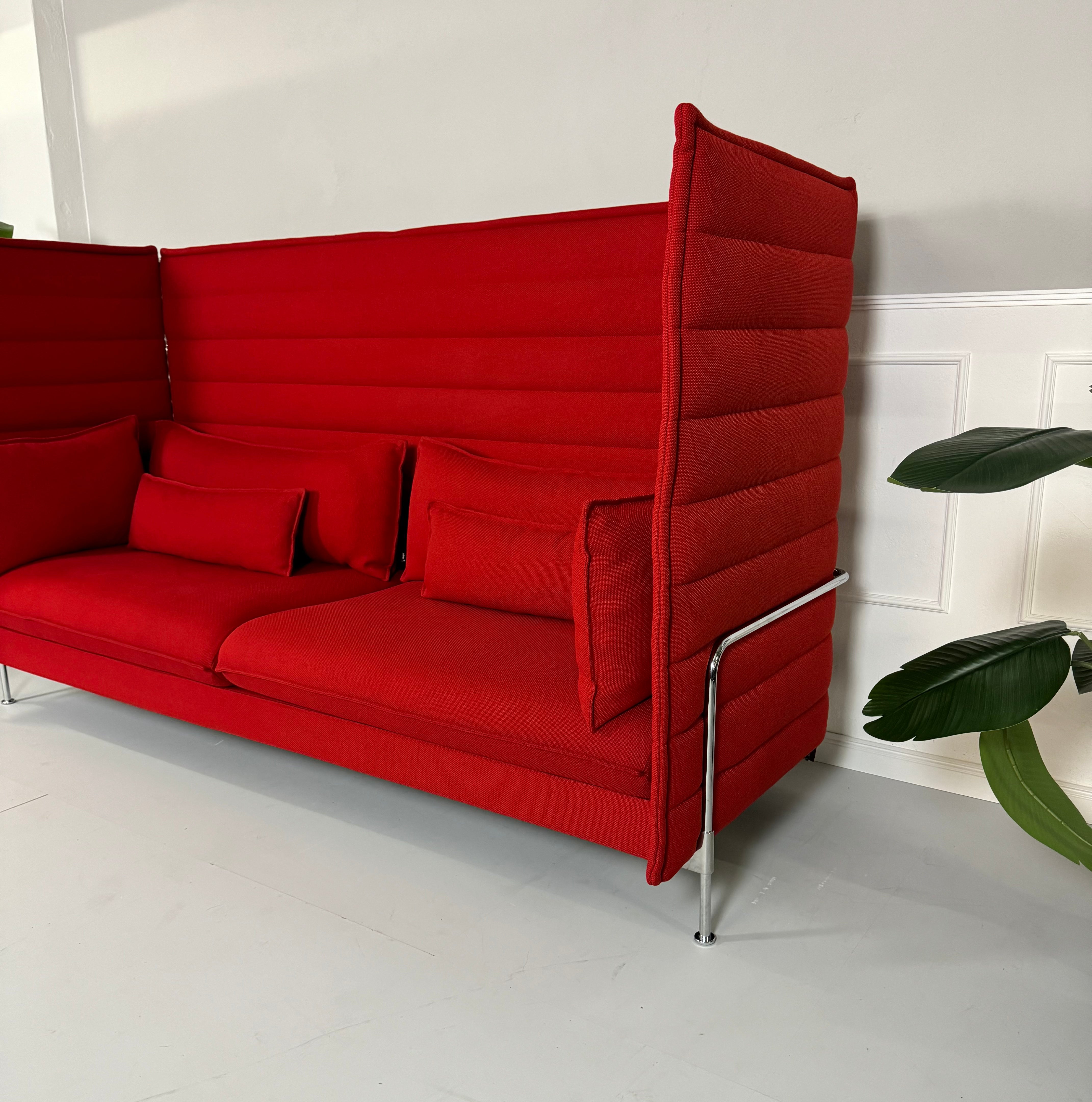 Gebrauchtes Vitra Alcove Sofa in der Farbe Rot vor einer Wand, stilvoll und modern eingerichtet.