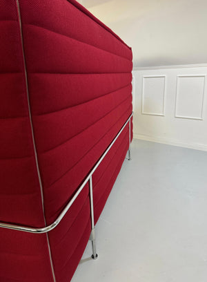 Gebrauchtes Vitra Alcove Sofa in der Farbe Bordeaux Rot vor einer Wand, stilvoll und modern eingerichtet.