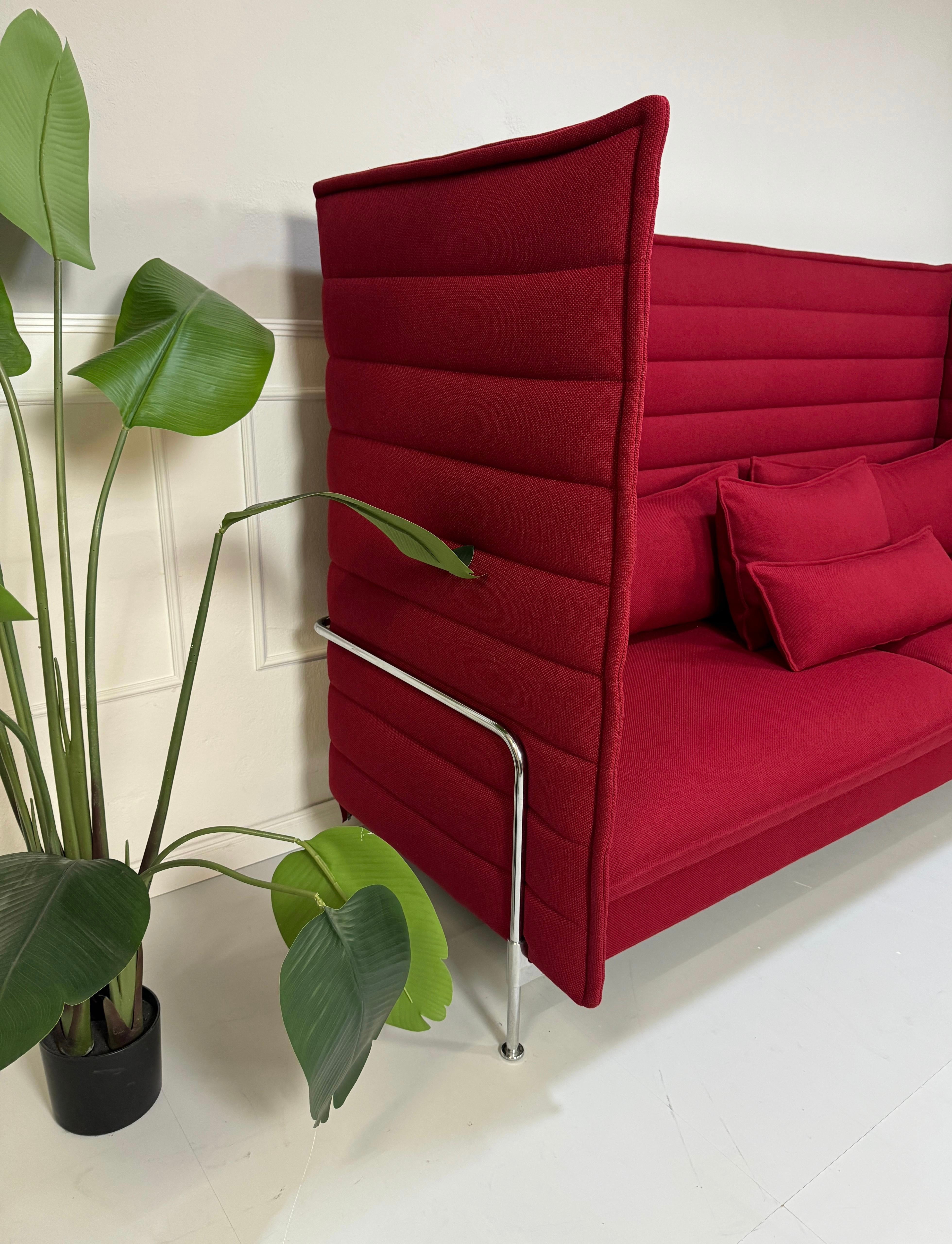 Gebrauchtes Vitra Alcove Sofa in der Farbe Bordeaux Rot vor einer Wand, stilvoll und modern eingerichtet.