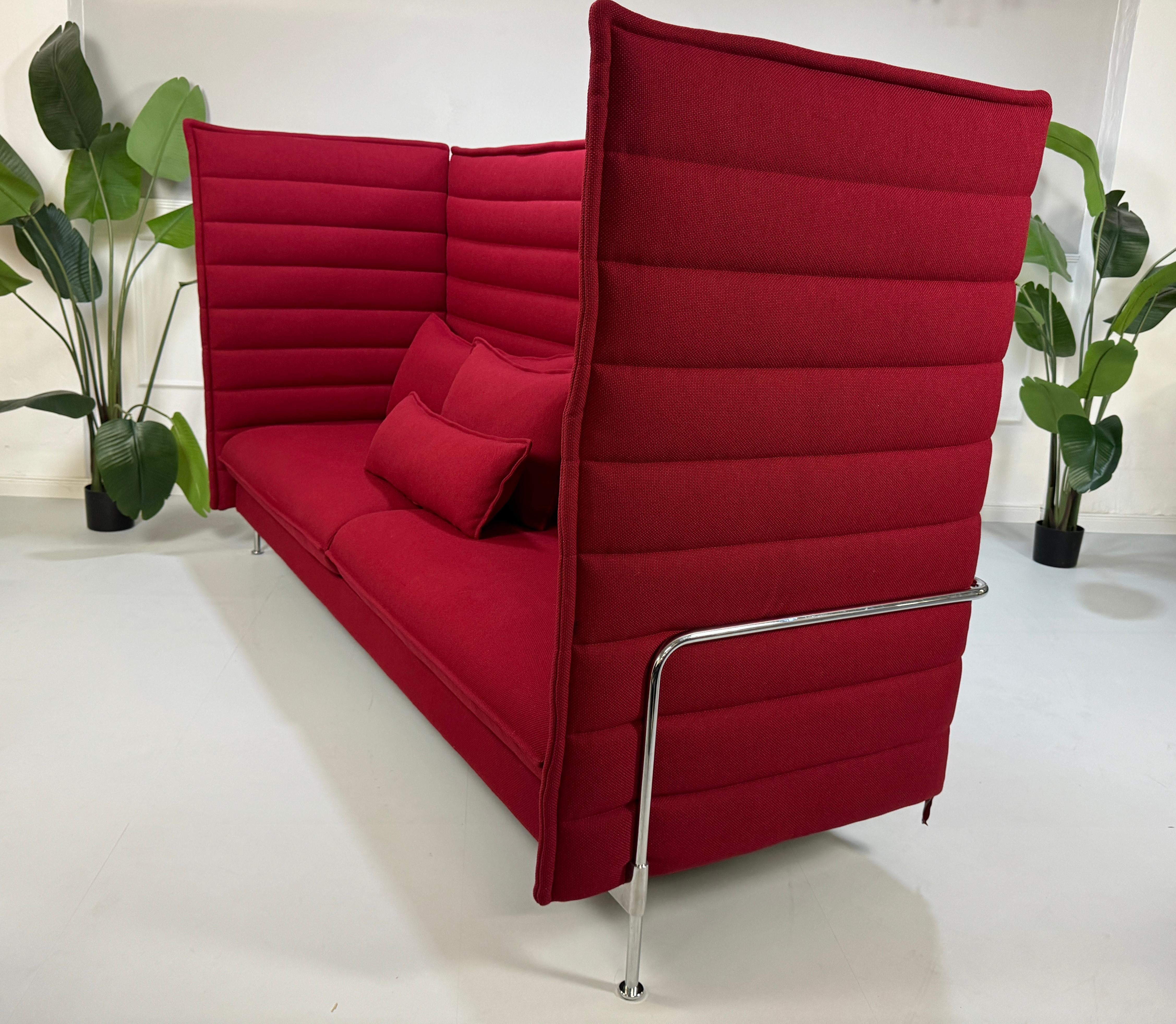 Gebrauchtes Vitra Alcove Sofa in der Farbe Bordeaux Rot vor einer Wand, stilvoll und modern eingerichtet.