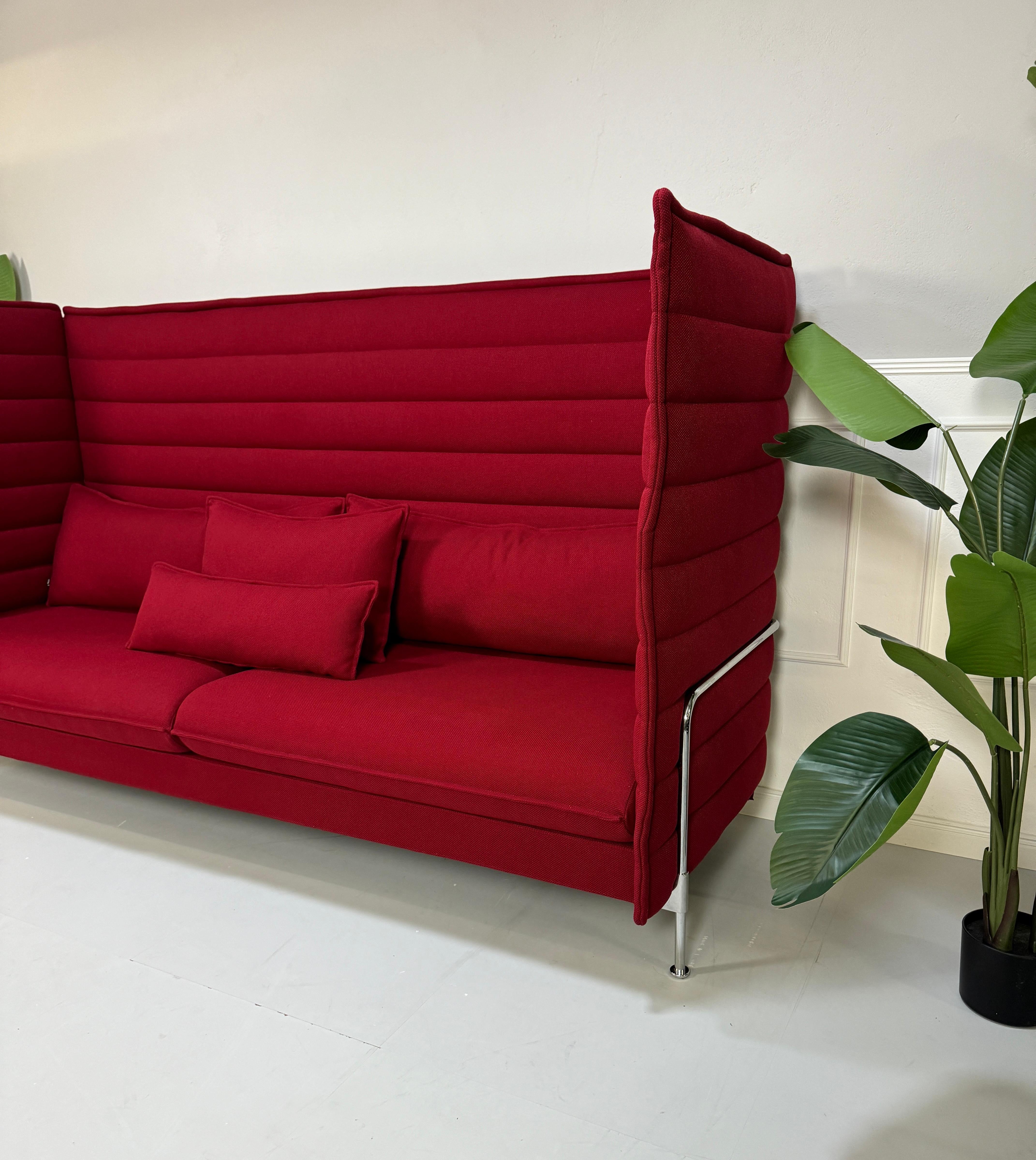 Gebrauchtes Vitra Alcove Sofa in der Farbe Bordeaux Rot vor einer Wand, stilvoll und modern eingerichtet.