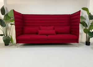 Gebrauchtes Vitra Alcove Sofa in der Farbe Bordeaux Rot vor einer Wand, stilvoll und modern eingerichtet.