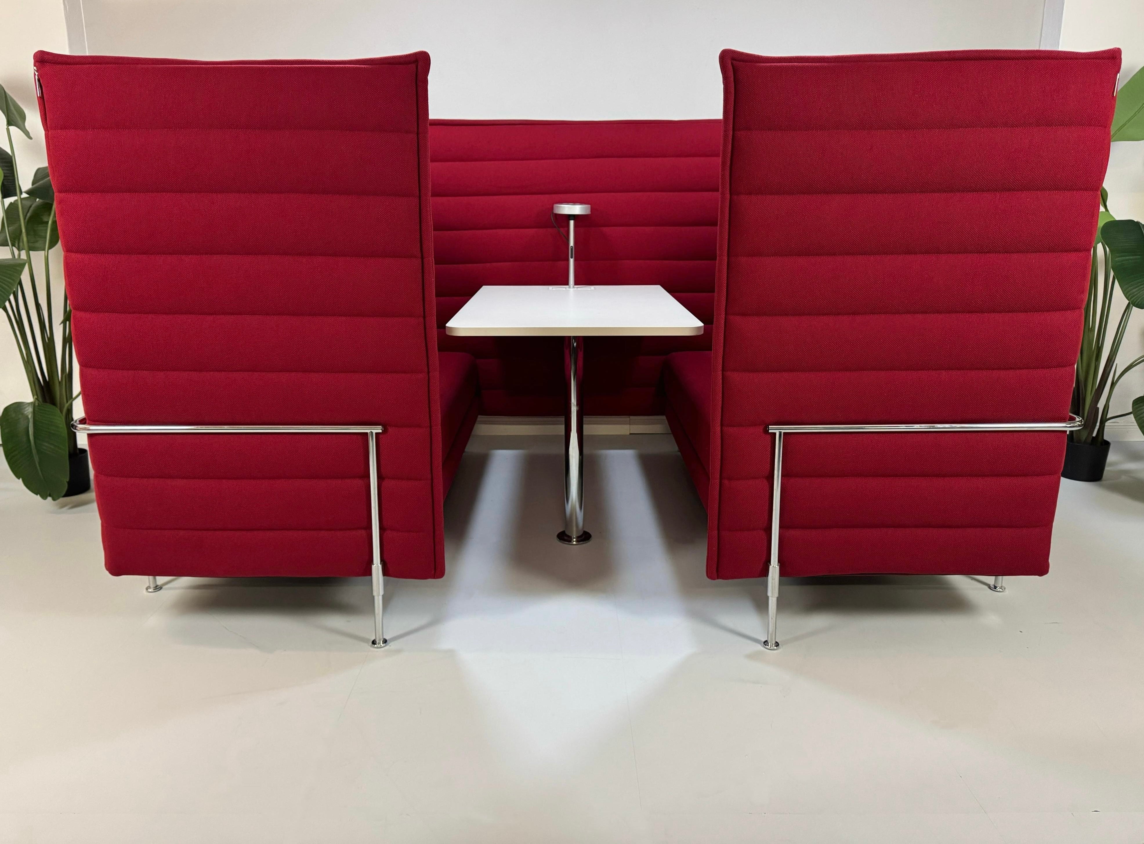 Gebrauchtes rotes Vitra Alcove Cabin Designer Stoff Sofa vor einer Wand, stilvoll und modern eingerichtet.