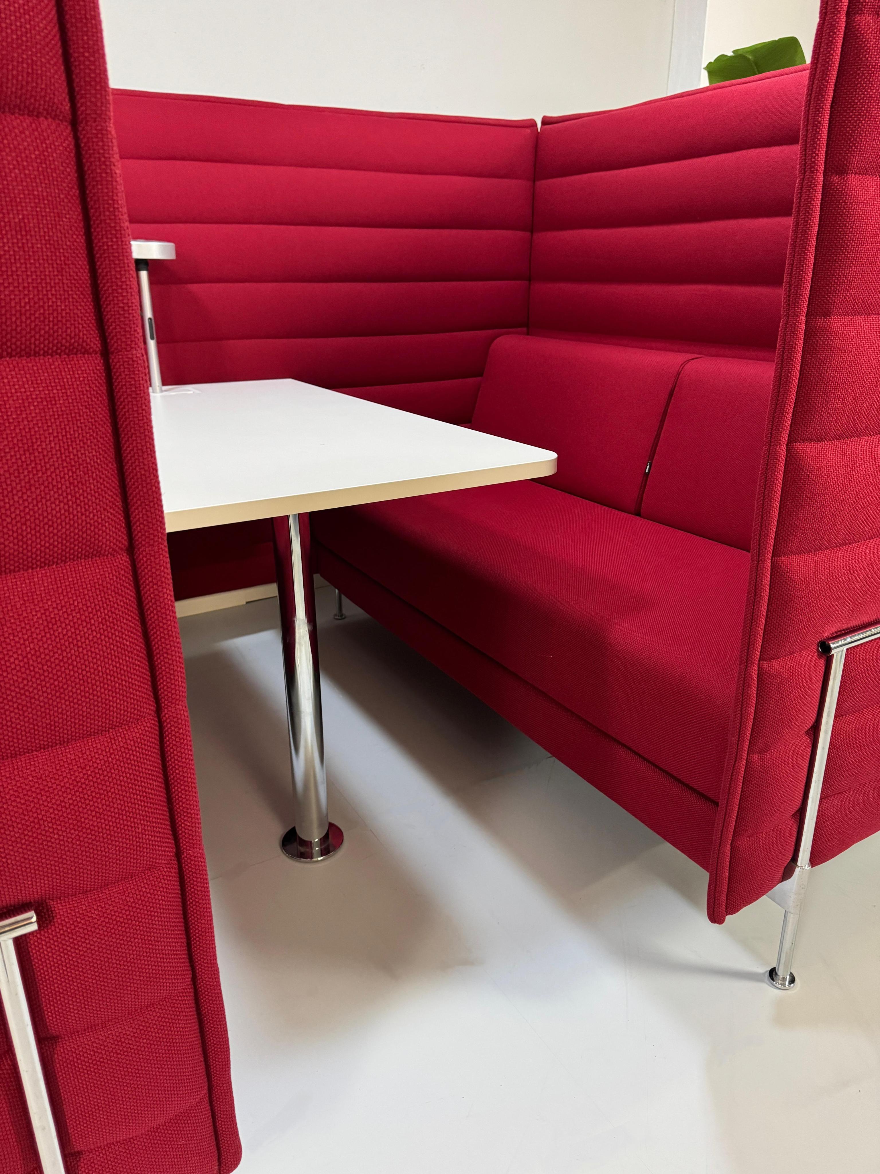 Gebrauchtes rotes Vitra Alcove Cabin Designer Stoff Sofa vor einer Wand, stilvoll und modern eingerichtet.