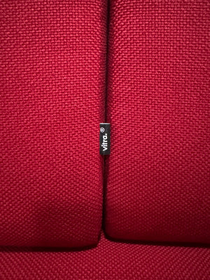 Gebrauchtes rotes Vitra Alcove Cabin Designer Stoff Sofa vor einer Wand, stilvoll und modern eingerichtet.