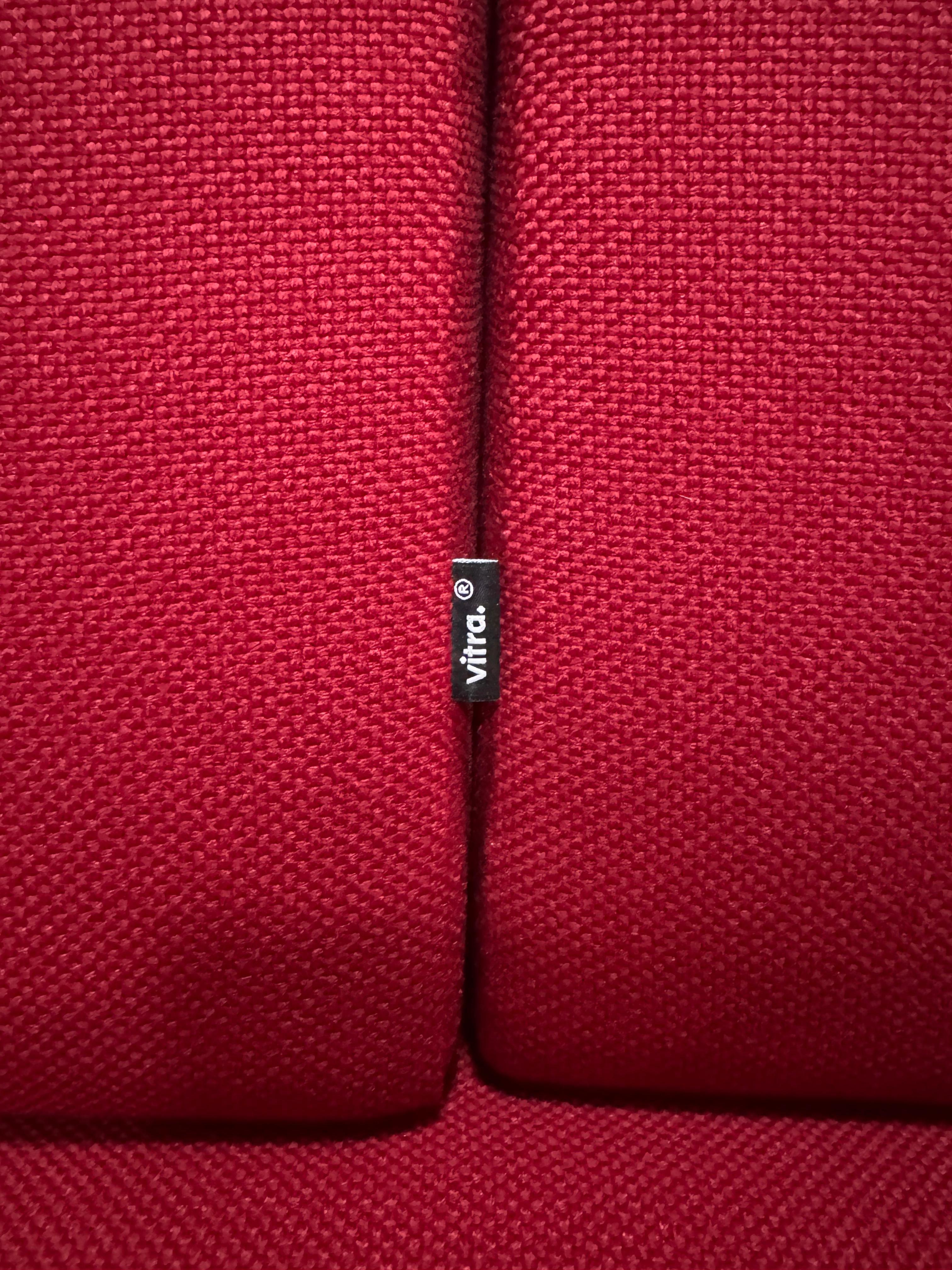 Gebrauchtes rotes Vitra Alcove Cabin Designer Stoff Sofa vor einer Wand, stilvoll und modern eingerichtet.