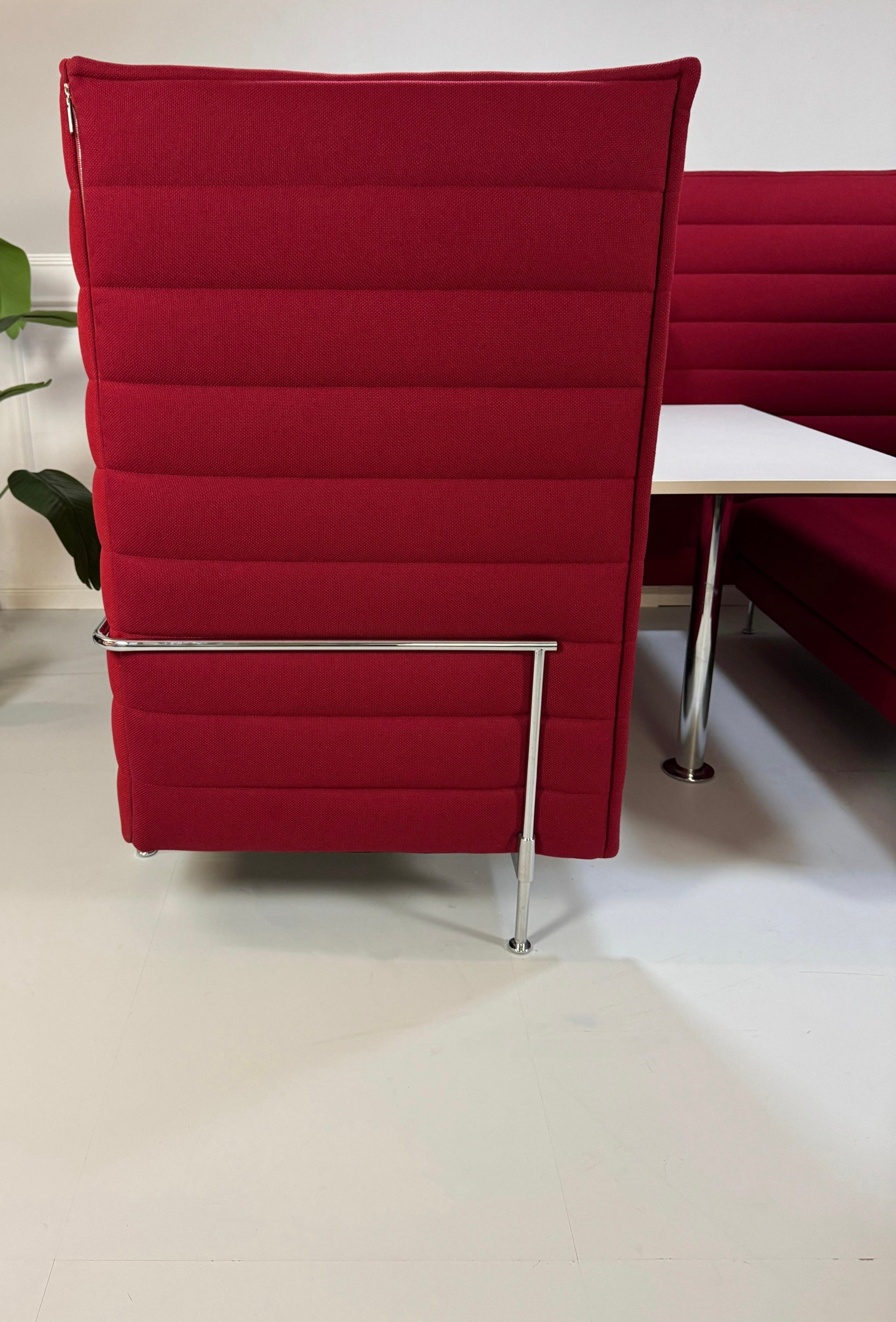 Gebrauchtes rotes Vitra Alcove Cabin Designer Stoff Sofa vor einer Wand, stilvoll und modern eingerichtet.