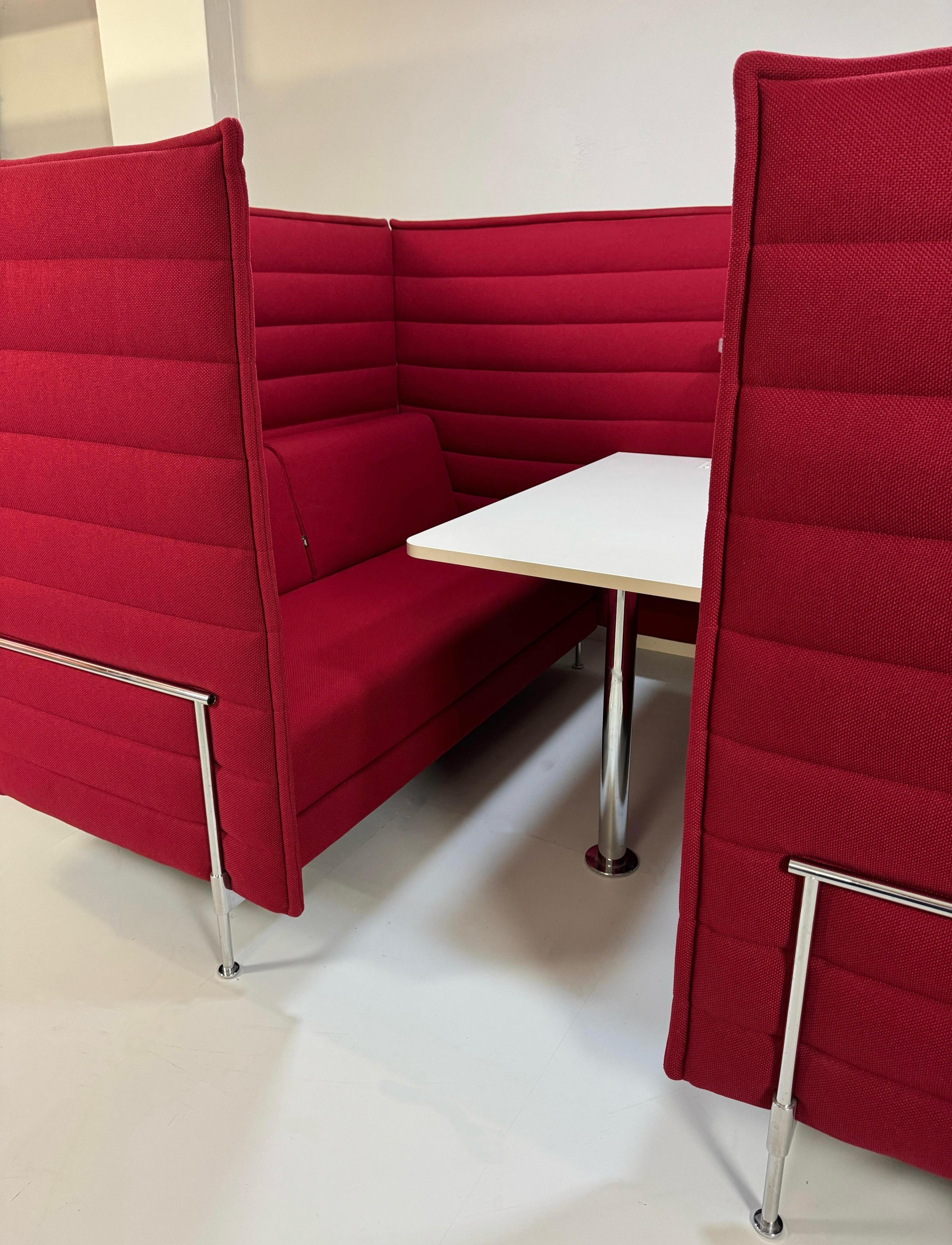 Gebrauchtes rotes Vitra Alcove Cabin Designer Stoff Sofa vor einer Wand, stilvoll und modern eingerichtet.