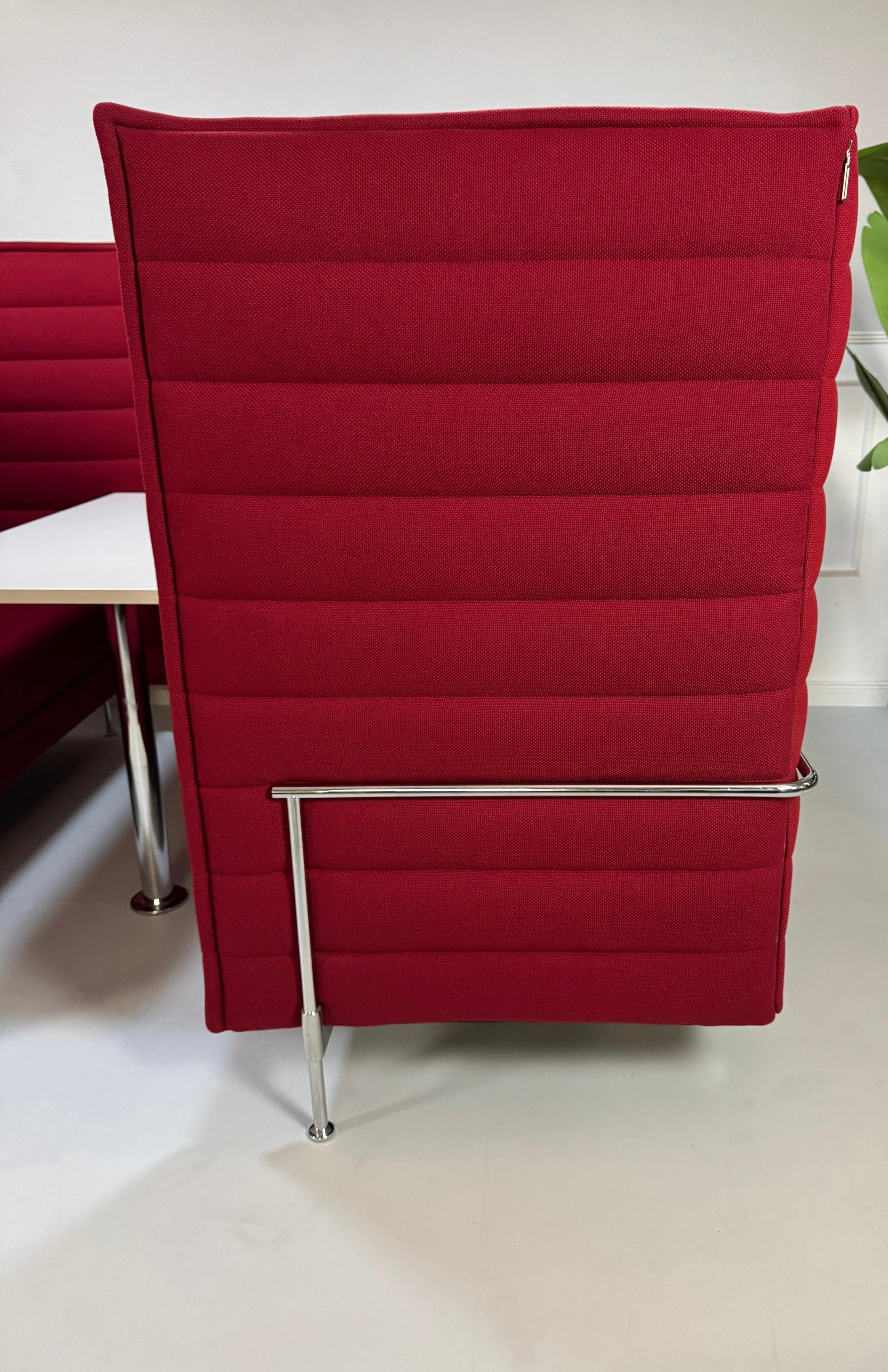 Gebrauchtes rotes Vitra Alcove Cabin Designer Stoff Sofa vor einer Wand, stilvoll und modern eingerichtet.