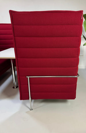 Gebrauchtes rotes Vitra Alcove Cabin Designer Stoff Sofa vor einer Wand, stilvoll und modern eingerichtet.