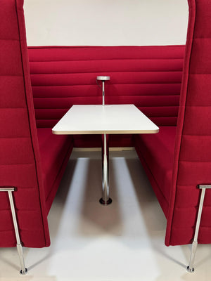 Gebrauchtes rotes Vitra Alcove Cabin Designer Stoff Sofa vor einer Wand, stilvoll und modern eingerichtet.
