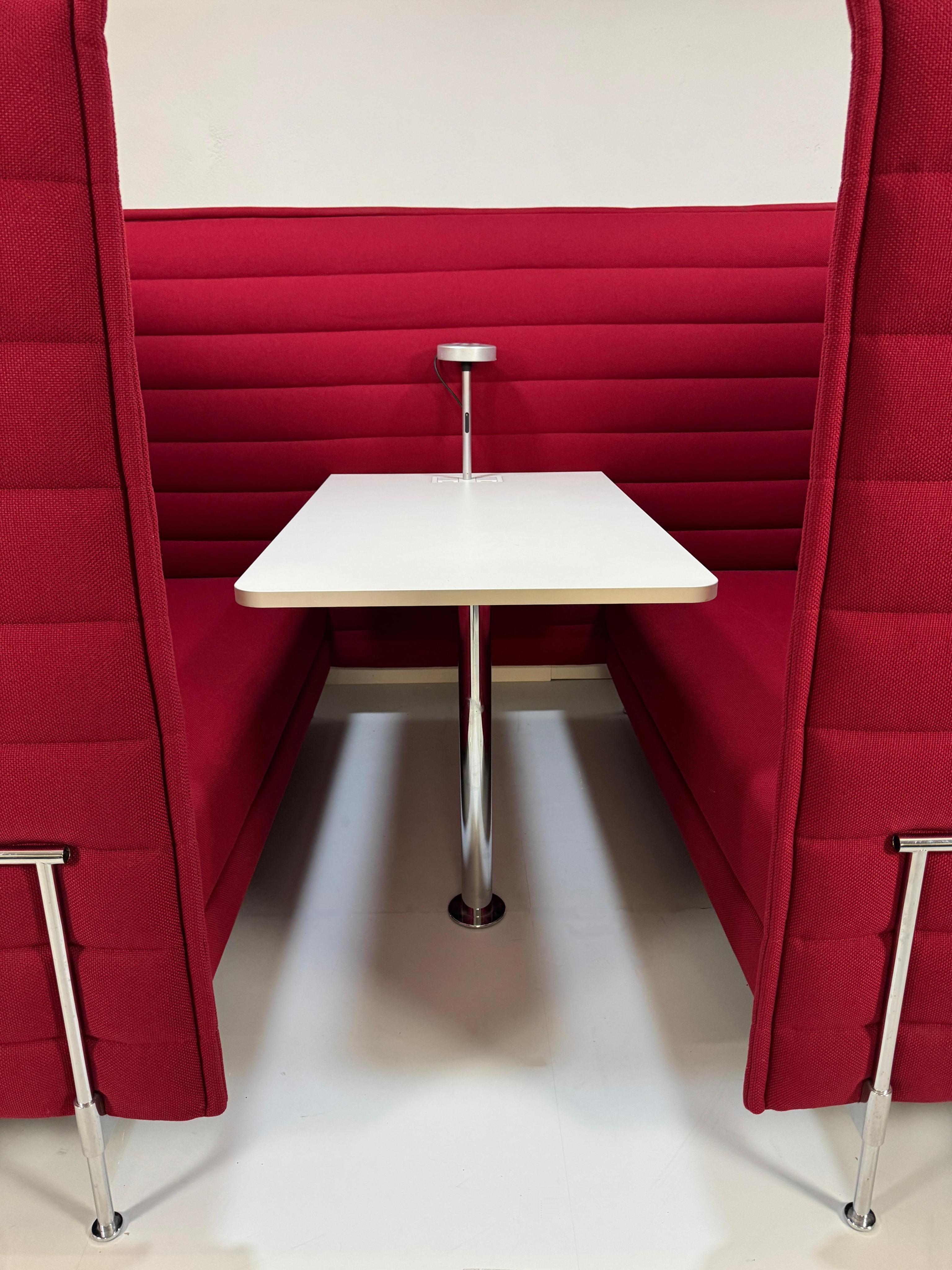 Gebrauchtes rotes Vitra Alcove Cabin Designer Stoff Sofa vor einer Wand, stilvoll und modern eingerichtet.