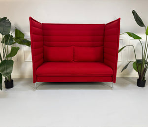 Gebrauchtes rotes Vitra Alcove Designer Stoff Sofa vor einer Wand, stilvoll und modern eingerichtet.