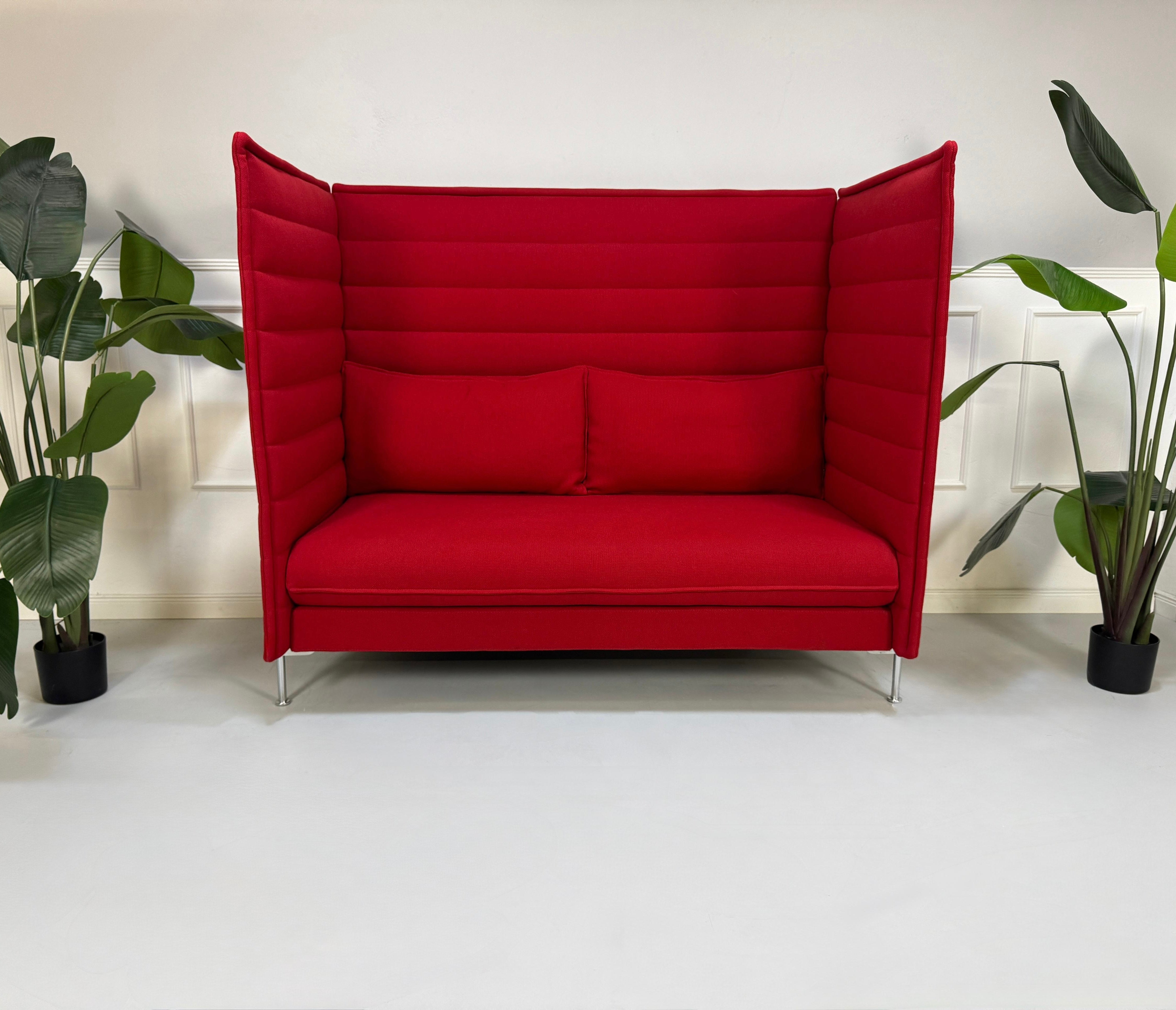 Gebrauchtes rotes Vitra Alcove Designer Stoff Sofa vor einer Wand, stilvoll und modern eingerichtet.