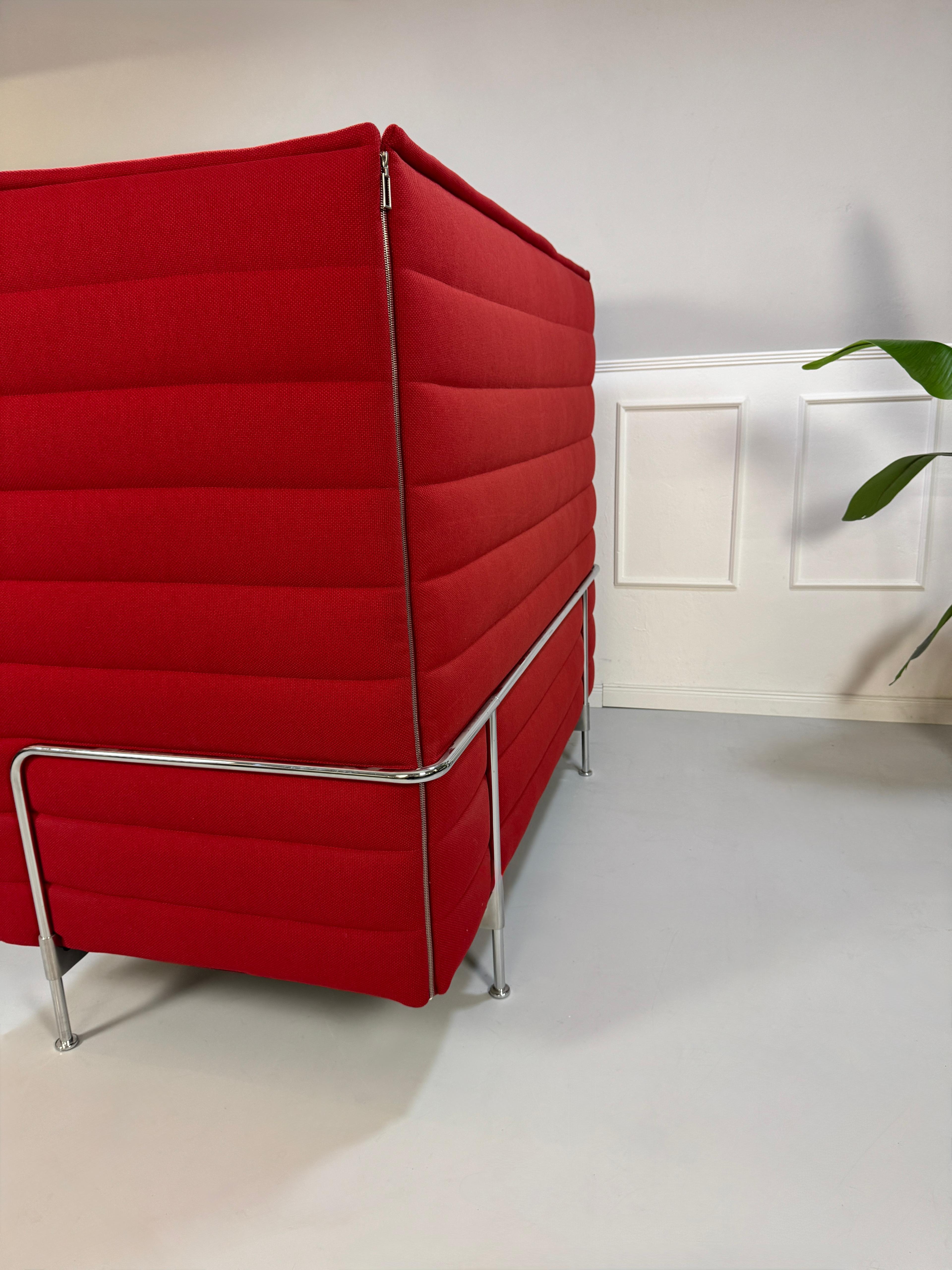 Gebrauchtes rotes Vitra Alcove Designer Stoff Sofa vor einer Wand, stilvoll und modern eingerichtet.