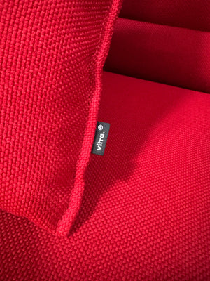 Gebrauchtes rotes Vitra Alcove Designer Stoff Sofa vor einer Wand, stilvoll und modern eingerichtet.