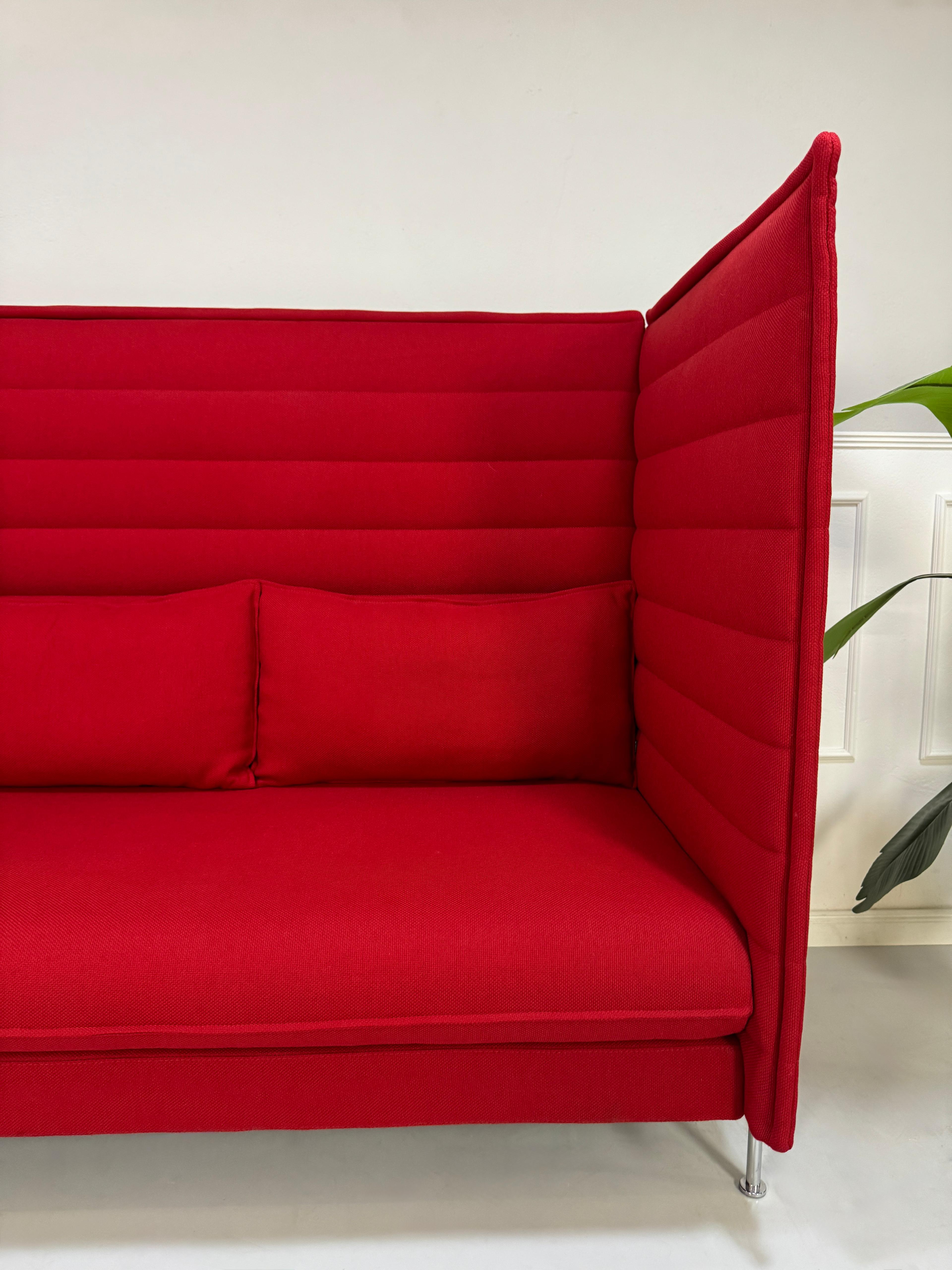 Gebrauchtes rotes Vitra Alcove Designer Stoff Sofa vor einer Wand, stilvoll und modern eingerichtet.