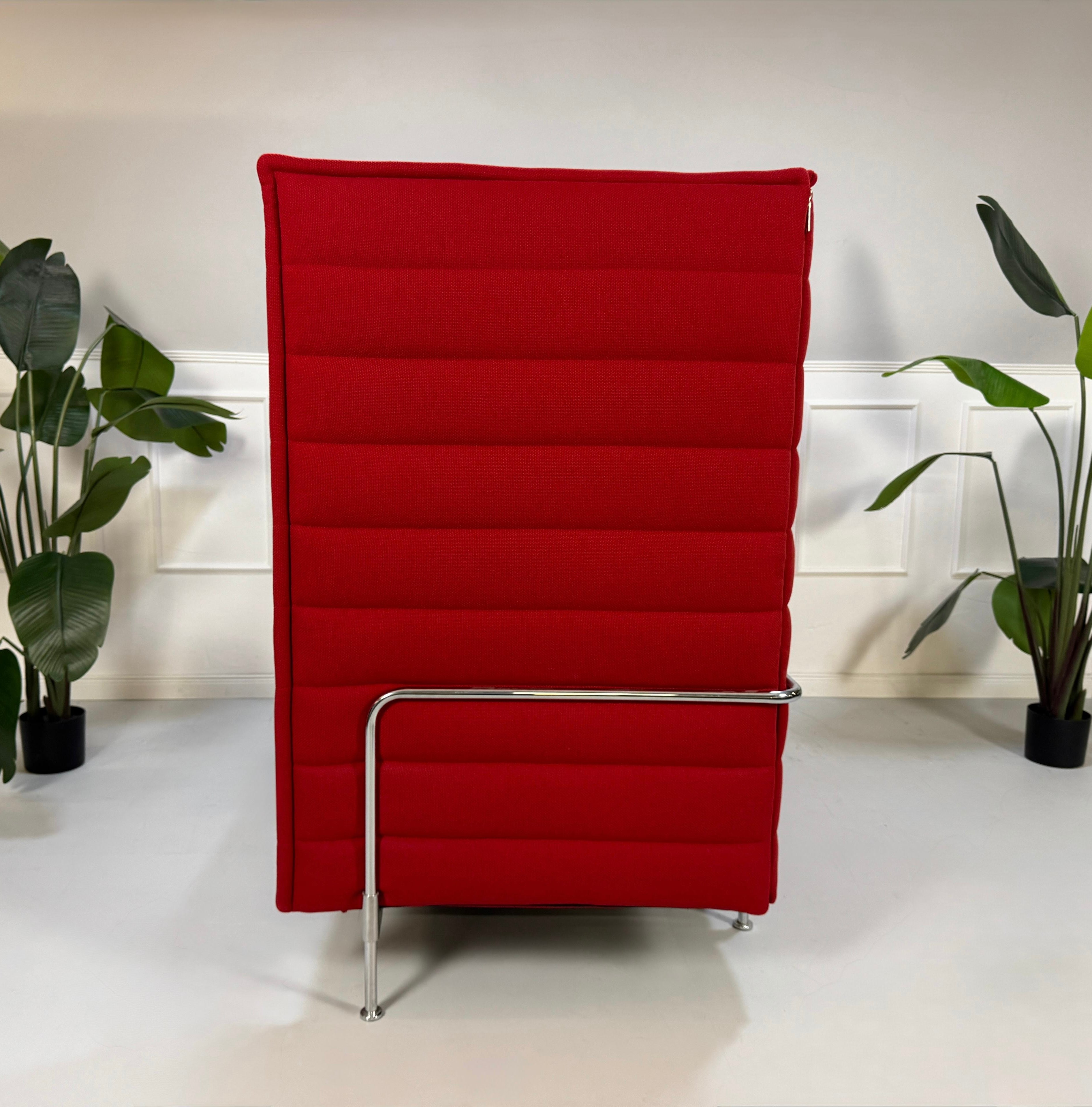 Gebrauchtes rotes Vitra Alcove Designer Stoff Sofa vor einer Wand, stilvoll und modern eingerichtet.