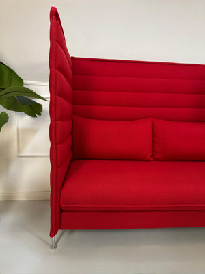 Gebrauchtes rotes Vitra Alcove Designer Stoff Sofa vor einer Wand, stilvoll und modern eingerichtet.