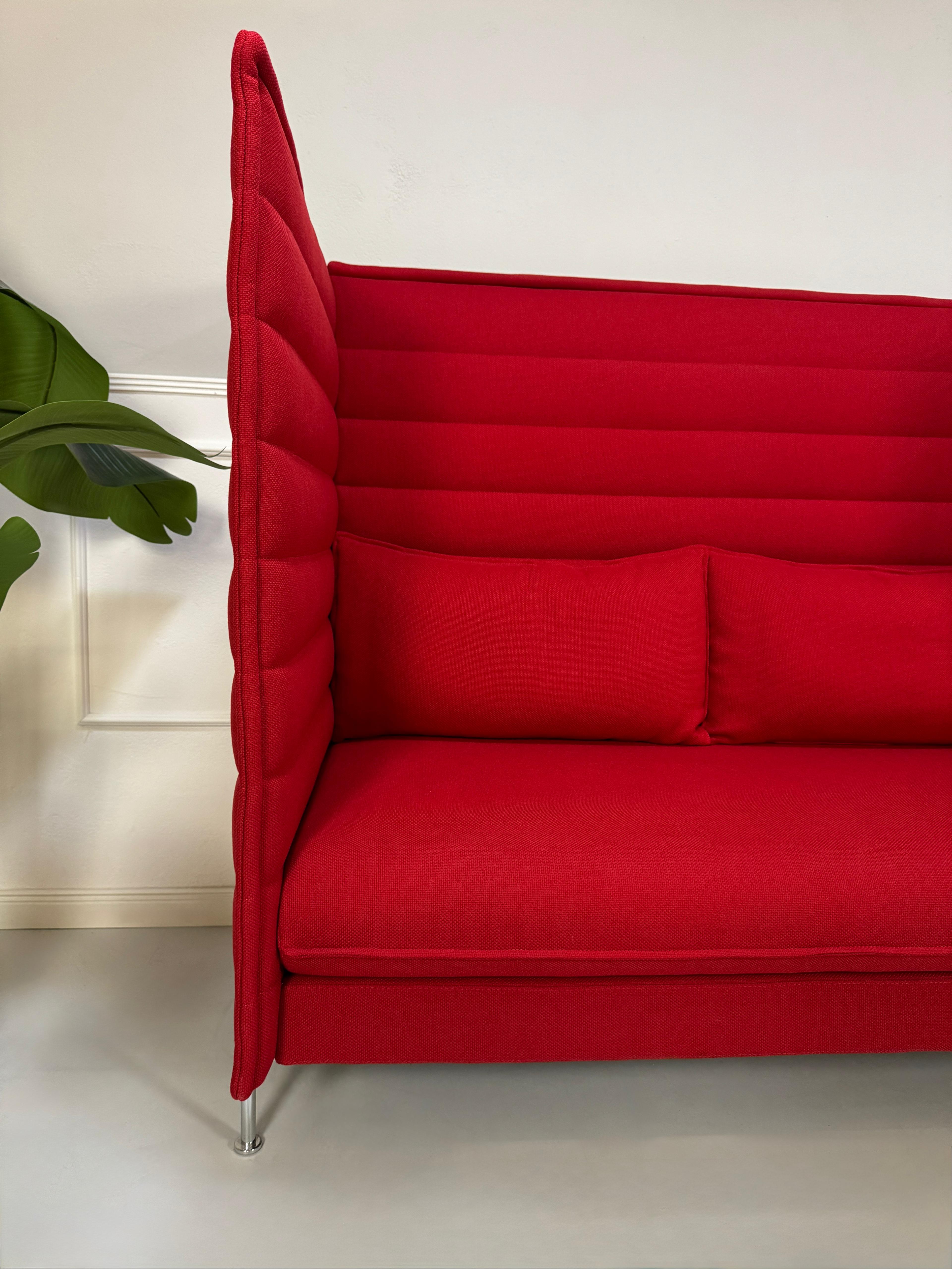 Gebrauchtes rotes Vitra Alcove Designer Stoff Sofa vor einer Wand, stilvoll und modern eingerichtet.