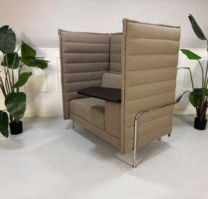 Gebrauchtes graues creme Vitra Alcove Work Designer Stoff Sofa vor einer Wand, stilvoll und modern eingerichtet.