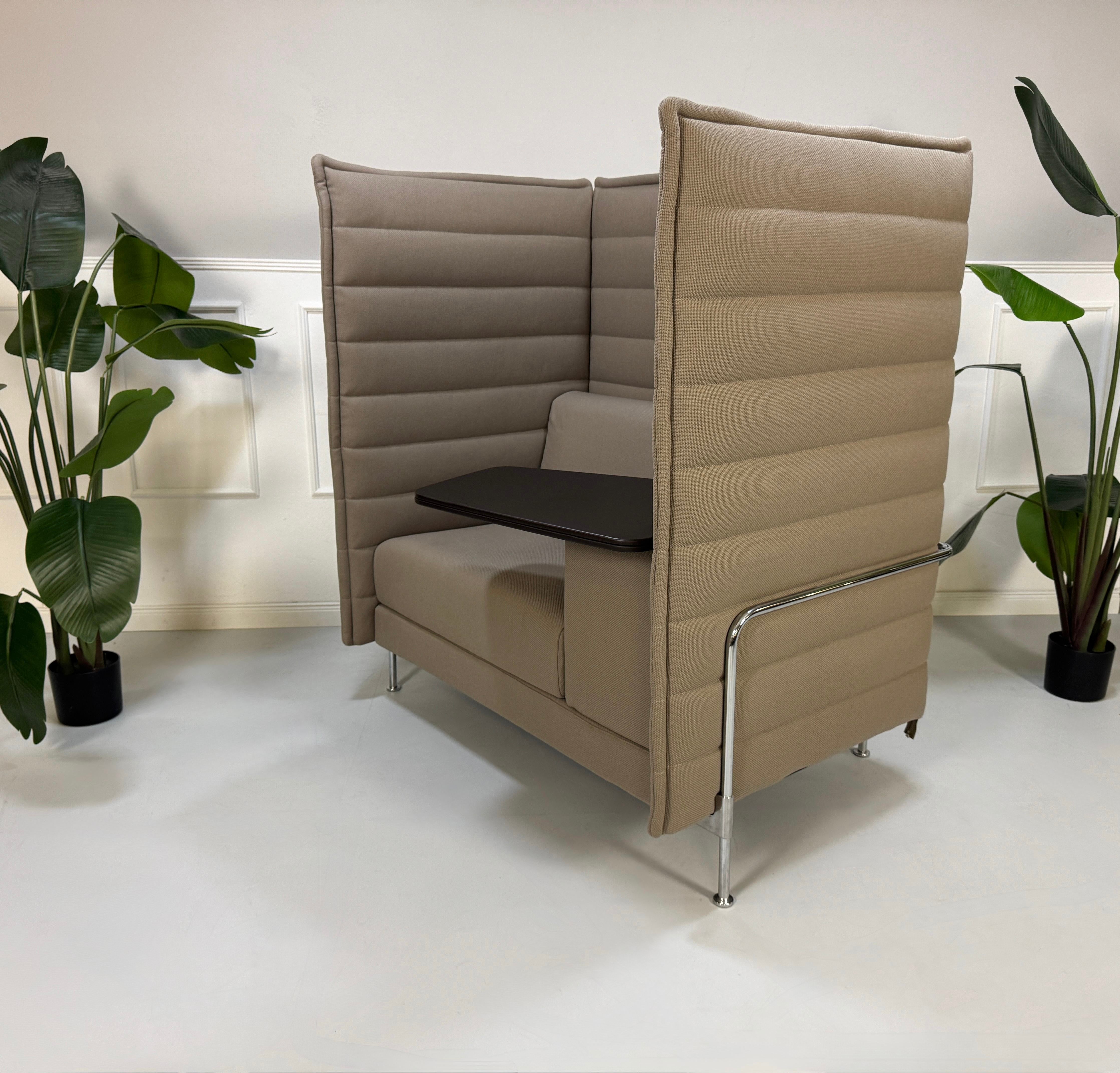 Gebrauchtes graues creme Vitra Alcove Work Designer Stoff Sofa vor einer Wand, stilvoll und modern eingerichtet.