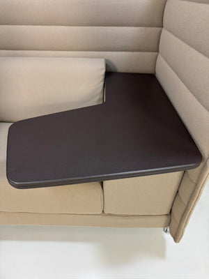 Gebrauchtes graues creme Vitra Alcove Work Designer Stoff Sofa vor einer Wand, stilvoll und modern eingerichtet.