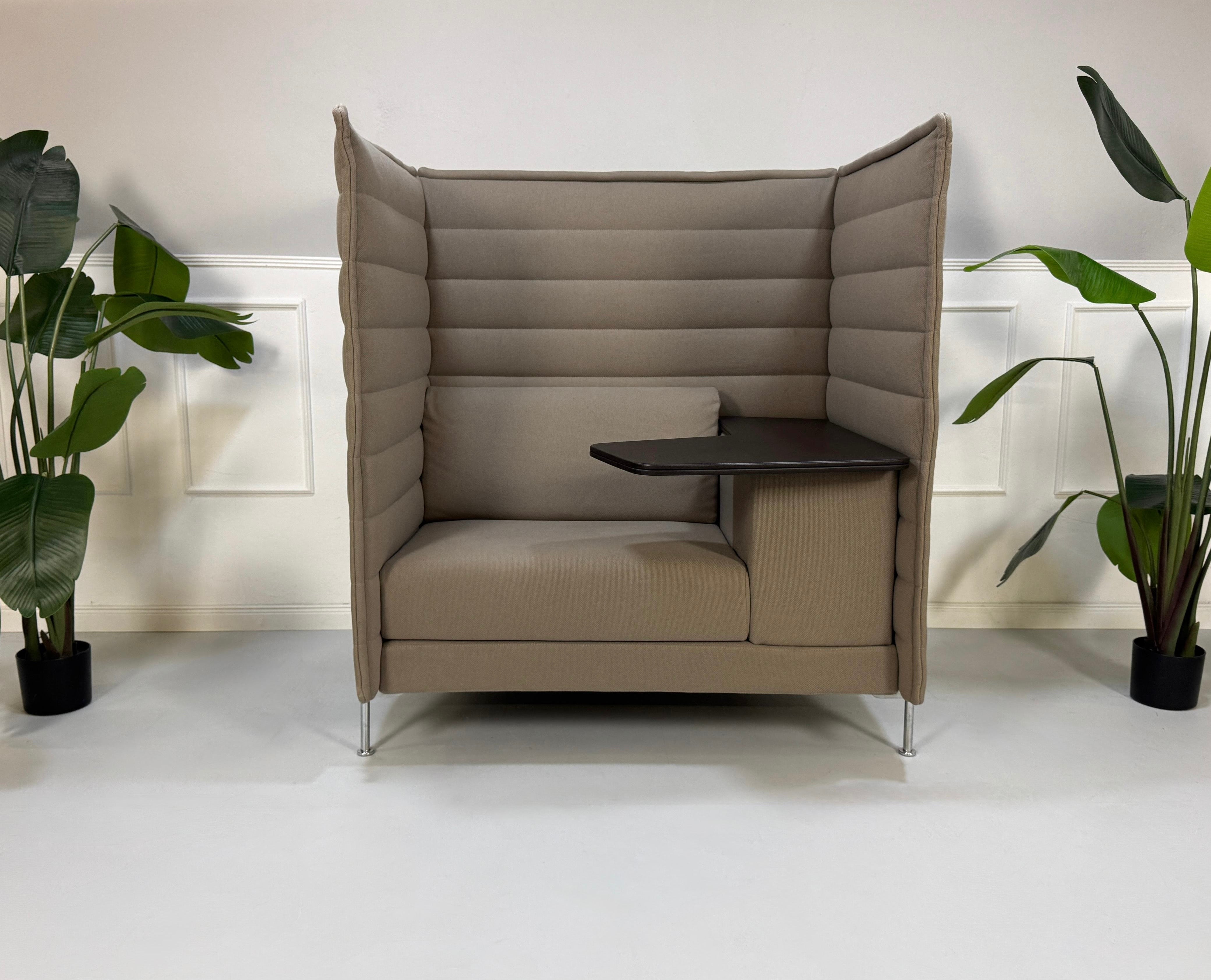 Gebrauchtes graues creme Vitra Alcove Work Designer Stoff Sofa vor einer Wand, stilvoll und modern eingerichtet.