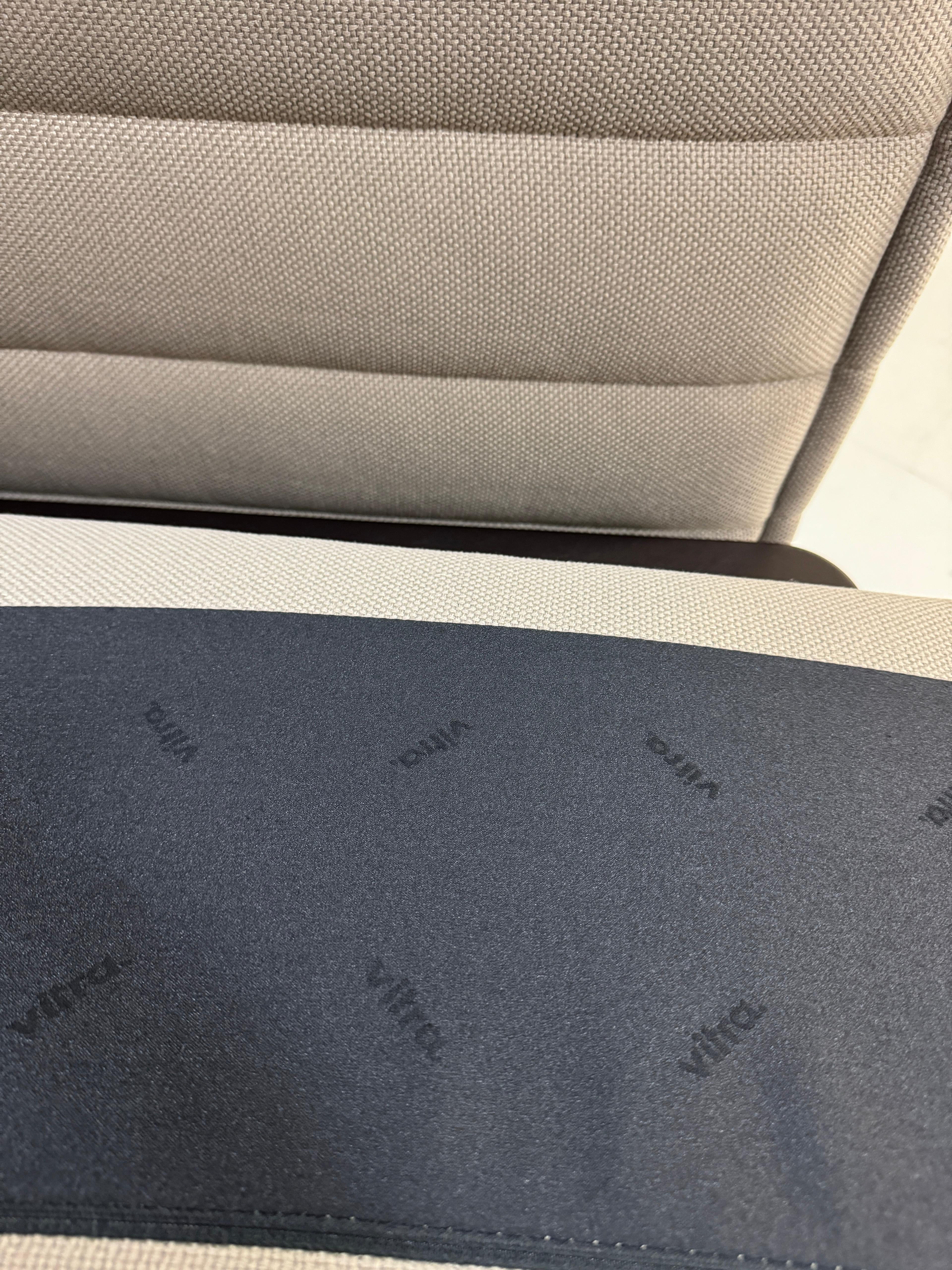 Gebrauchtes graues creme Vitra Alcove Work Designer Stoff Sofa vor einer Wand, stilvoll und modern eingerichtet.