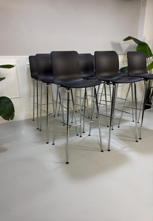 Gebrauchter Vitra Stuhl Barhocker vor einer Wand, stilvoll und modern eingerichtet.