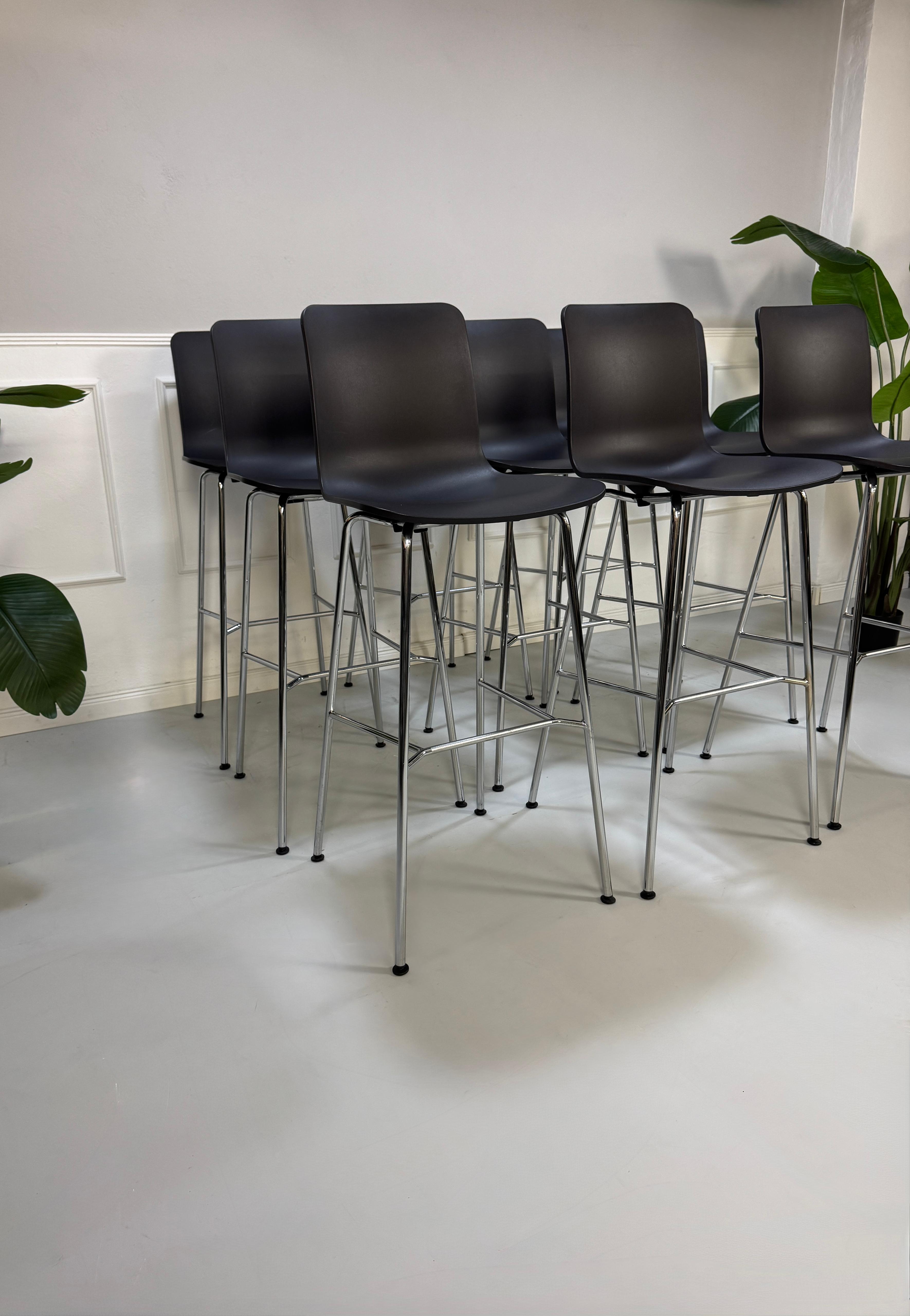 Gebrauchter Vitra Stuhl Barhocker vor einer Wand, stilvoll und modern eingerichtet.