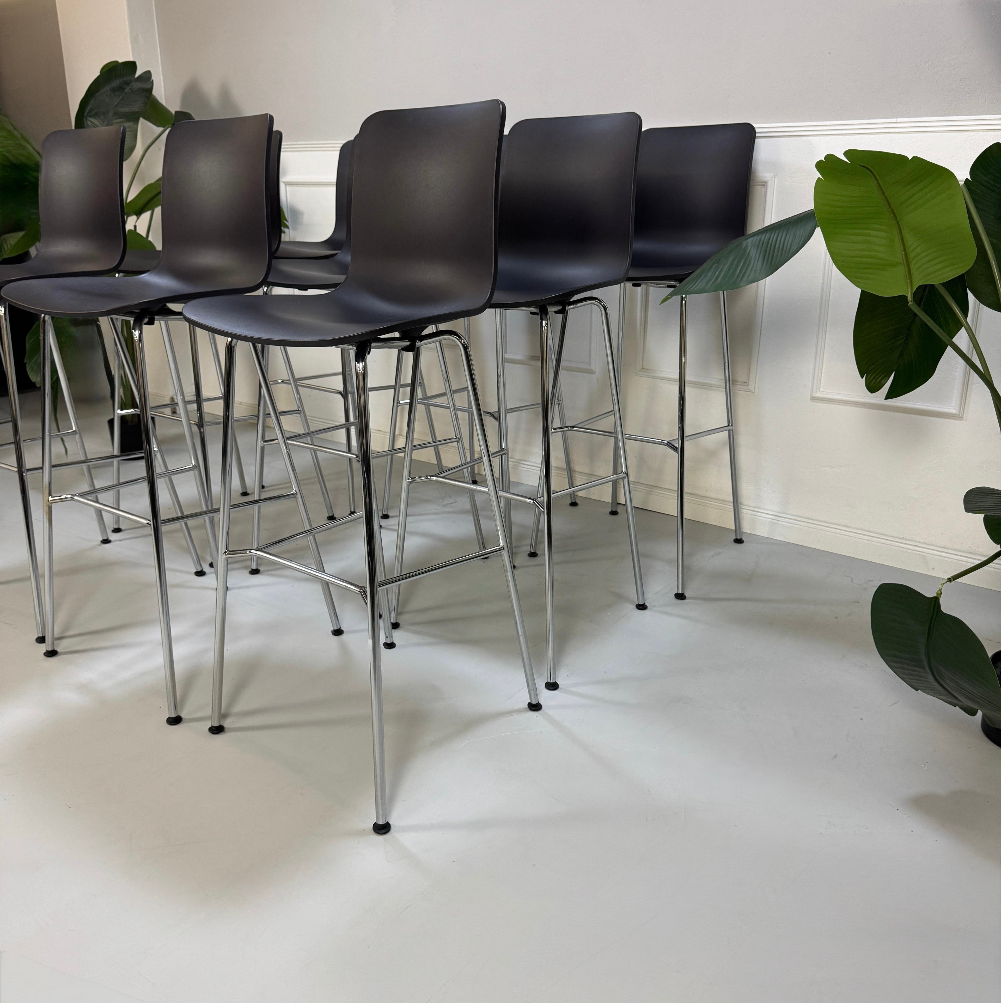 Gebrauchter Vitra Stuhl Barhocker vor einer Wand, stilvoll und modern eingerichtet.