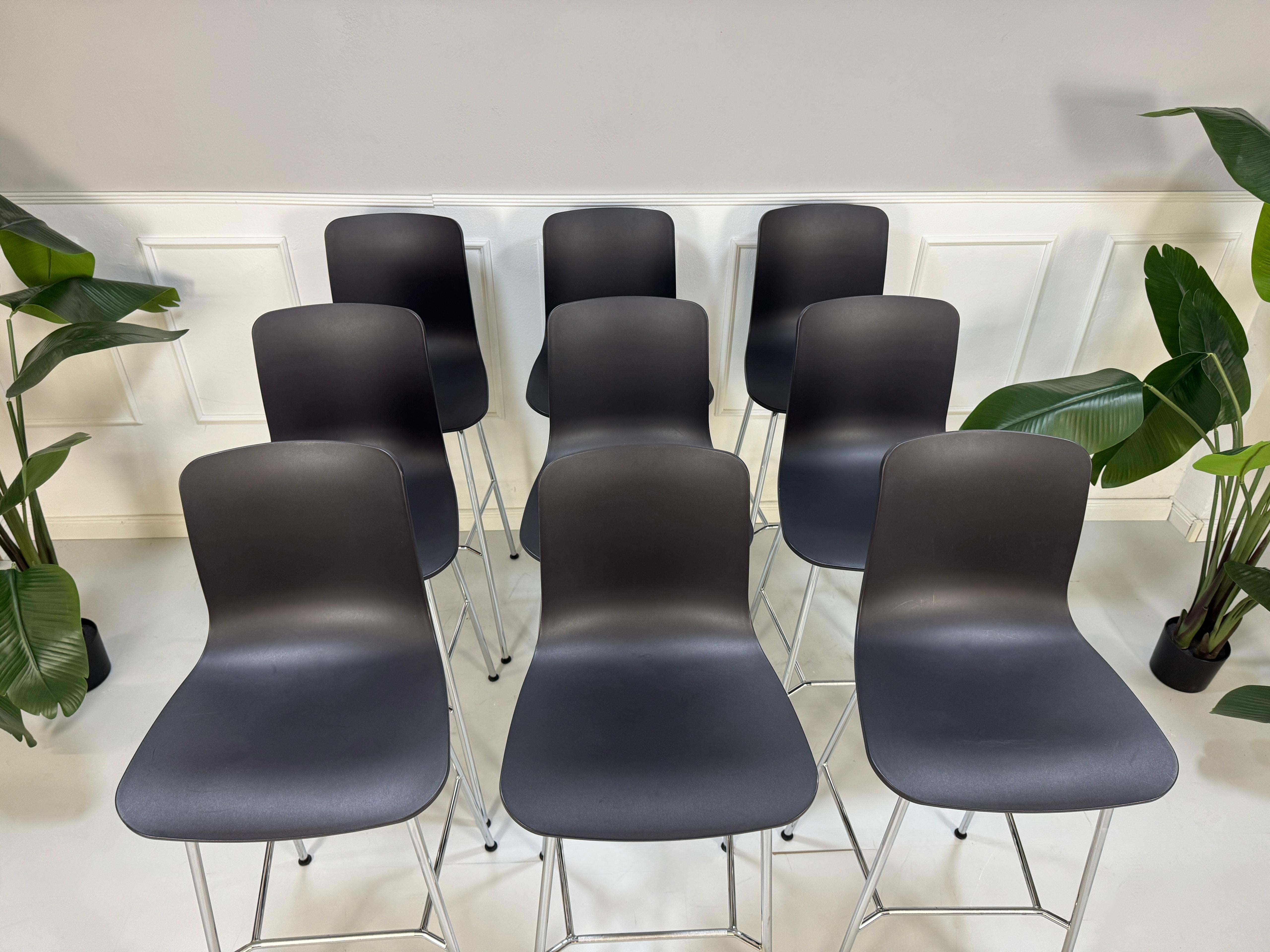 Gebrauchter Vitra Stuhl Barhocker vor einer Wand, stilvoll und modern eingerichtet.