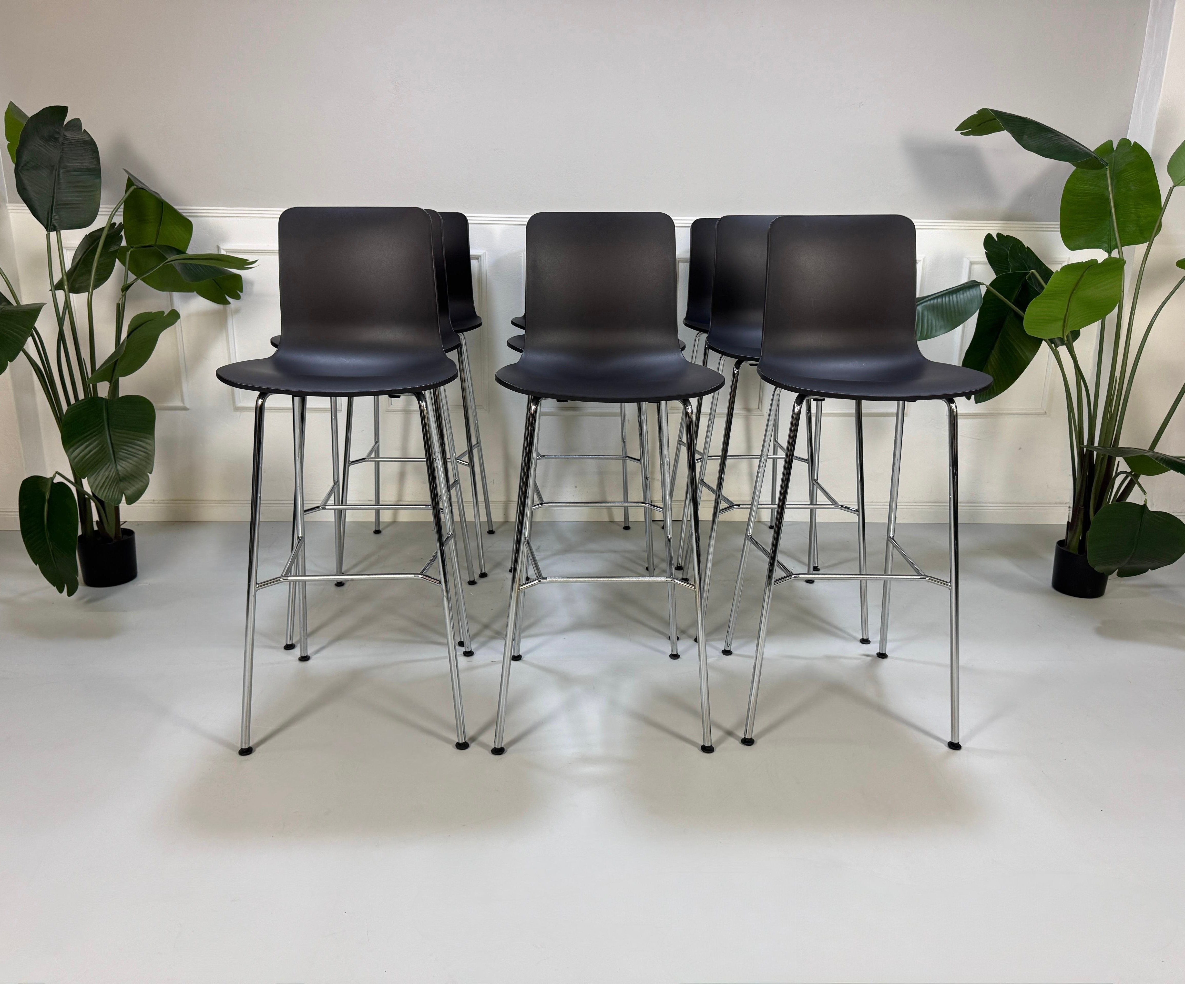 Gebrauchter Vitra Stuhl Barhocker vor einer Wand, stilvoll und modern eingerichtet.